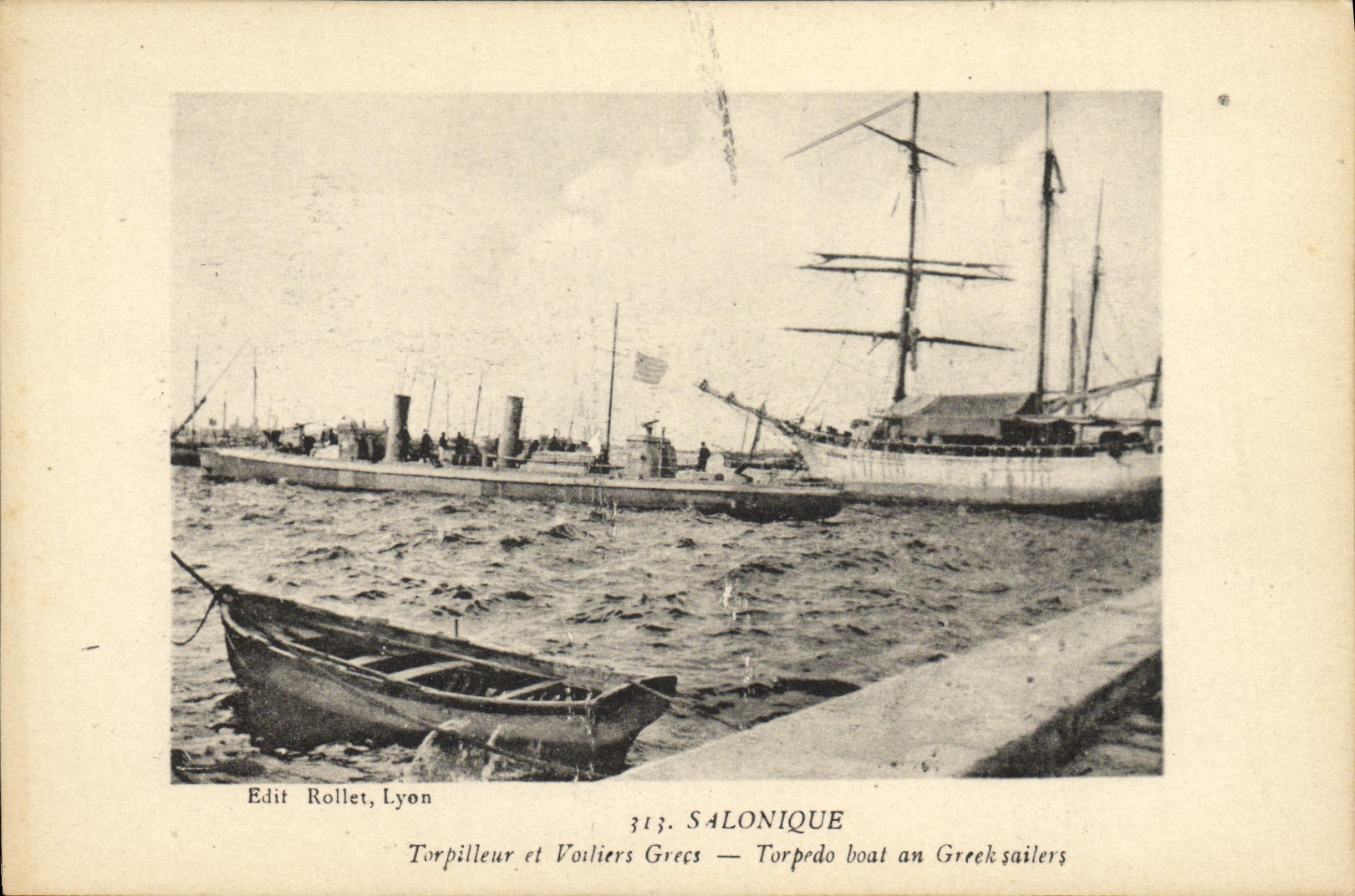 CPA Salonique Torpedo boat an Greeck sailers Bateaux Grece