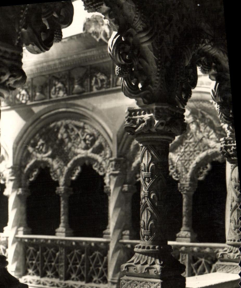 Patio du Collège Saint Grégoire — détail de sculpture — Éditions García Garrabatia, n°31
