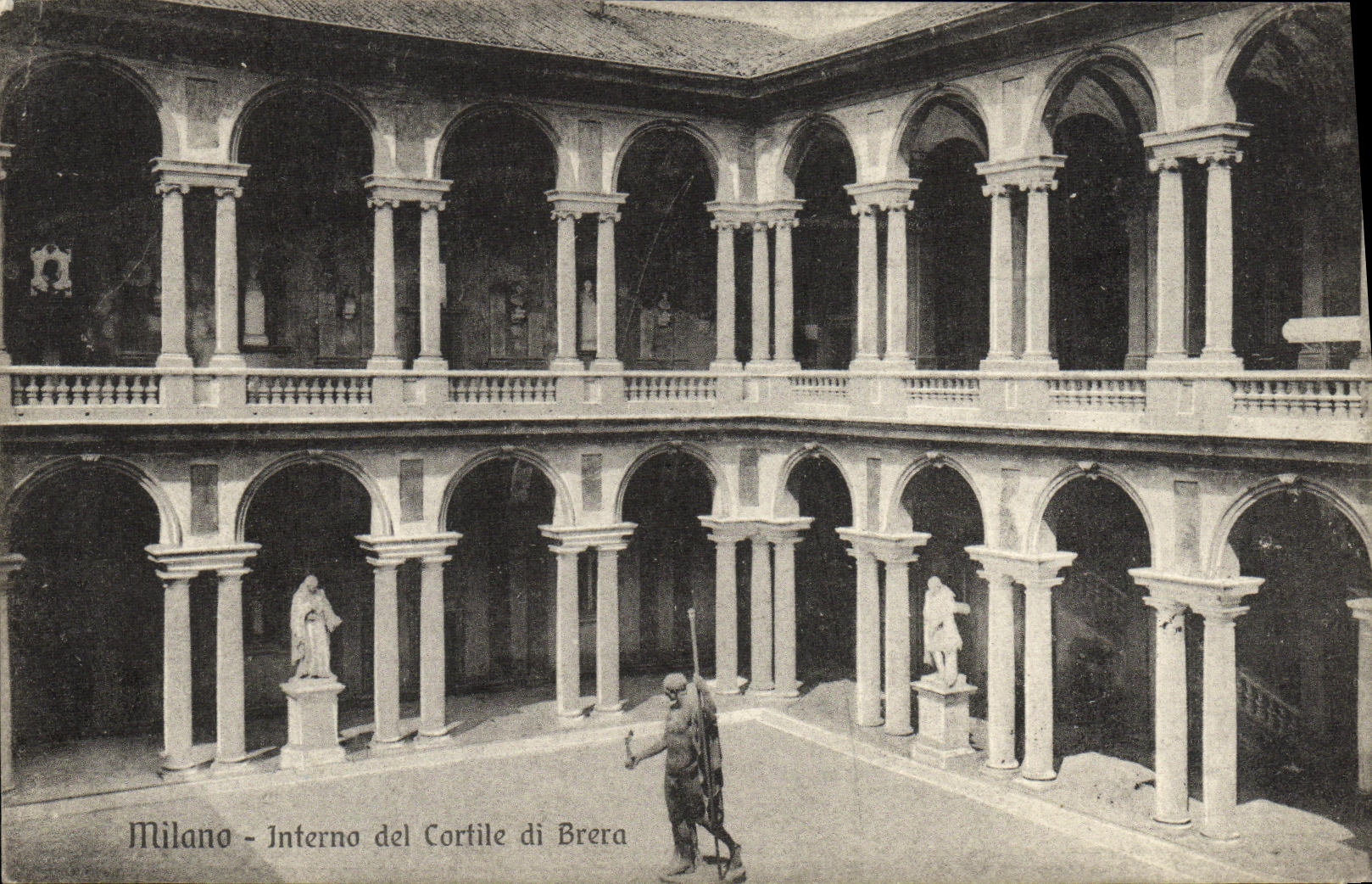 CPA Milano Interno del Cortile di Brera