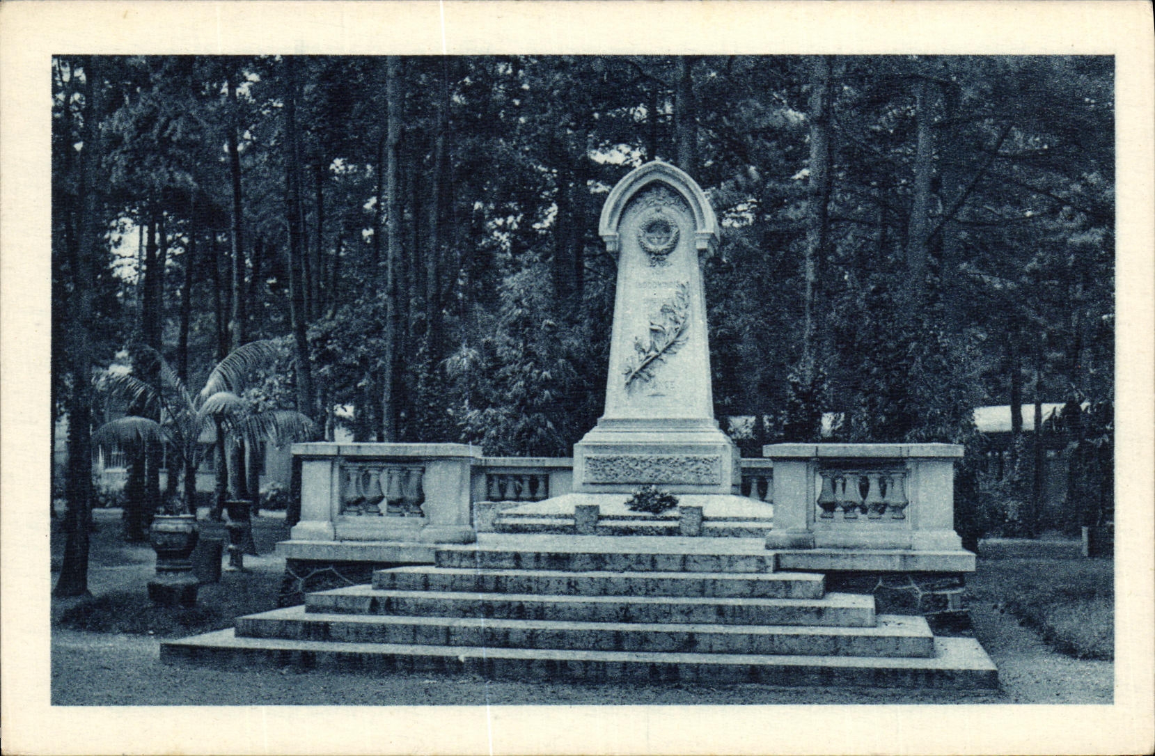 Monument aux Indochinois chrétiens morts pour la France — Institut National d'Agronomie Coloniale, Souvenir Indochinois