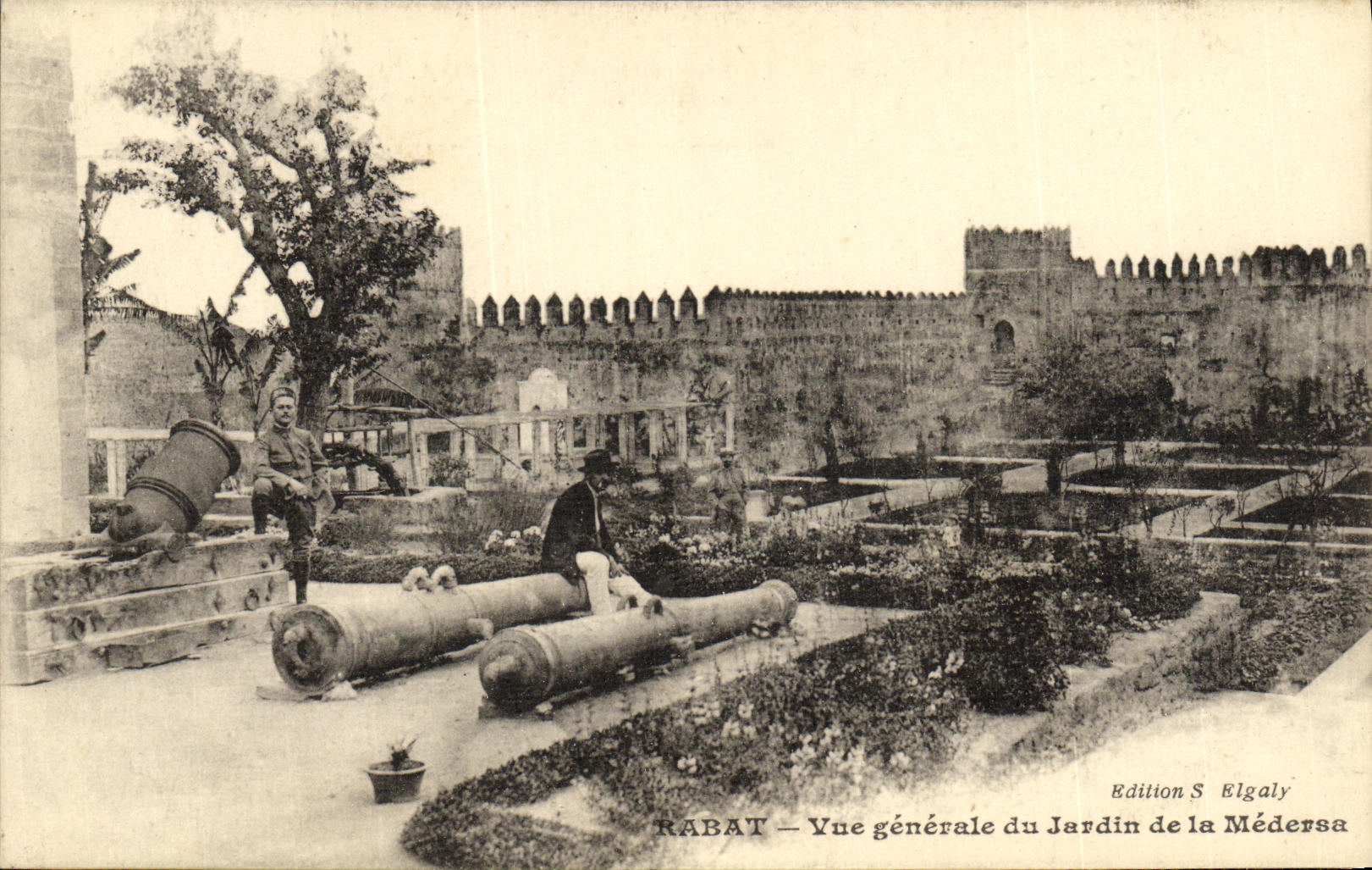 CPA Rabat Vue generale du Jardin de la Medersa