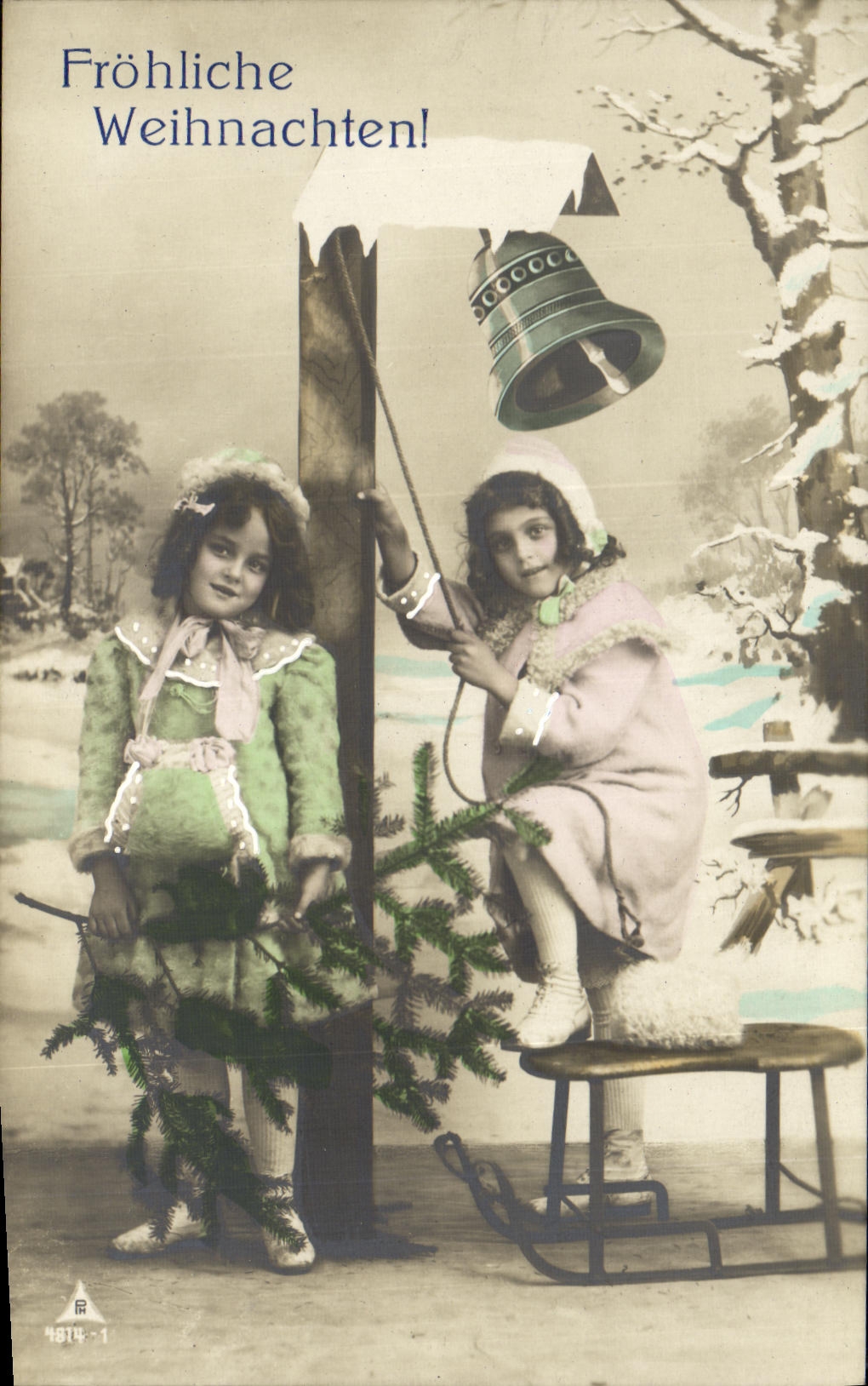 Deux enfants en tenue d'hiver — décor de Noël avec cloche et sapin — éditeur Radium Brom, n° 4874-1