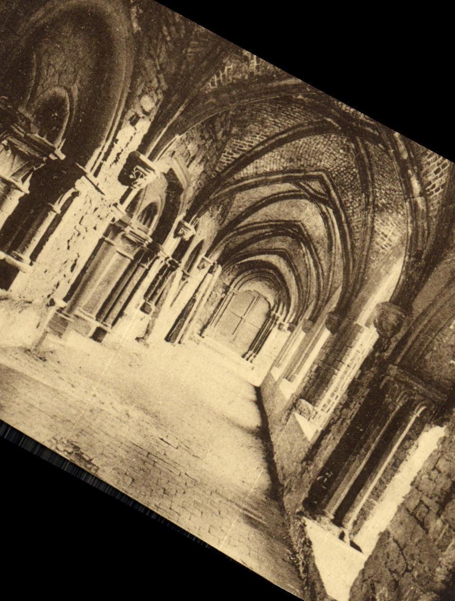 Gent - Ruines de l'Abbaye Saint-Bavon — Cloître (Côté Est) : à gauche, l'entrée de la Salle Capitulaire ; à droite, celle du Lavatorium.