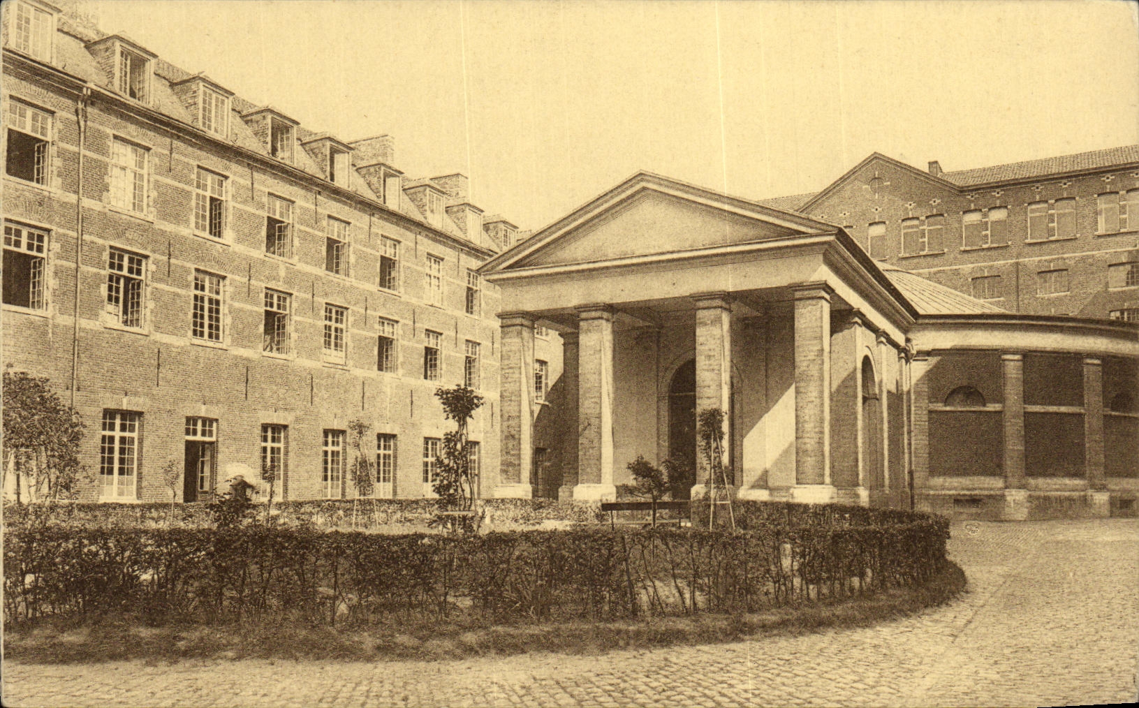 Péristyle du Grand Auditorium (aula magna) de l'Université (1826) dans la cour du Collège Marie-Thérèse