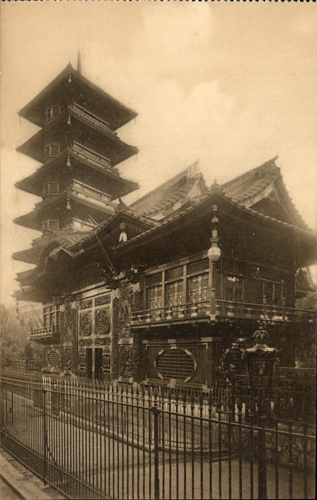 CPA Bruxelles Laeken La Tour Japonaise vue de l avenue Van Fraet