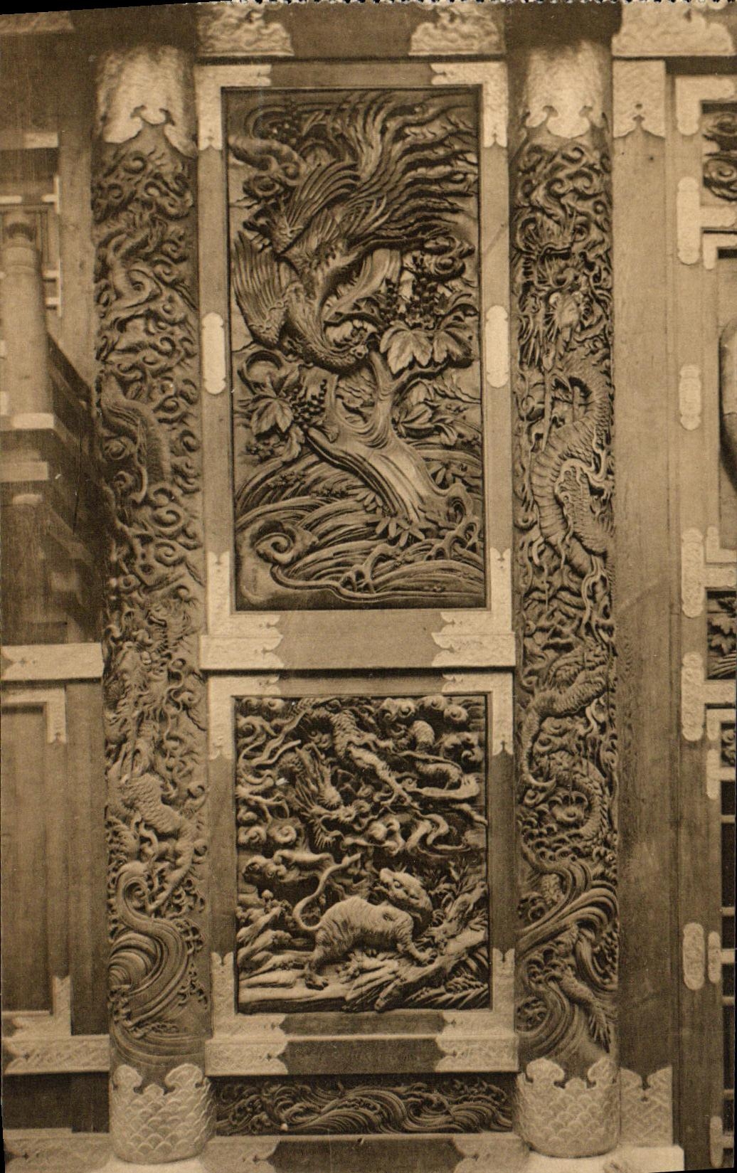 CPA Bruxelles Laeken La Tour Japonaise Colonnes et Panneaux sculptes du Pavillon d entree