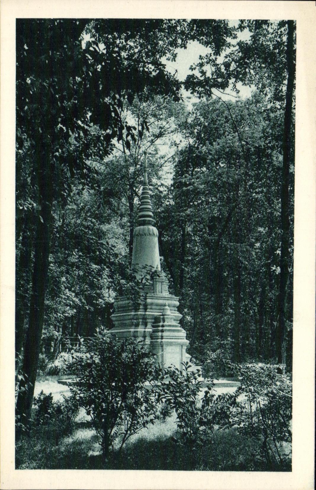 Monument aux Cambodgiens et Laotiens morts pour la France — Institut National d'Agronomie Coloniale