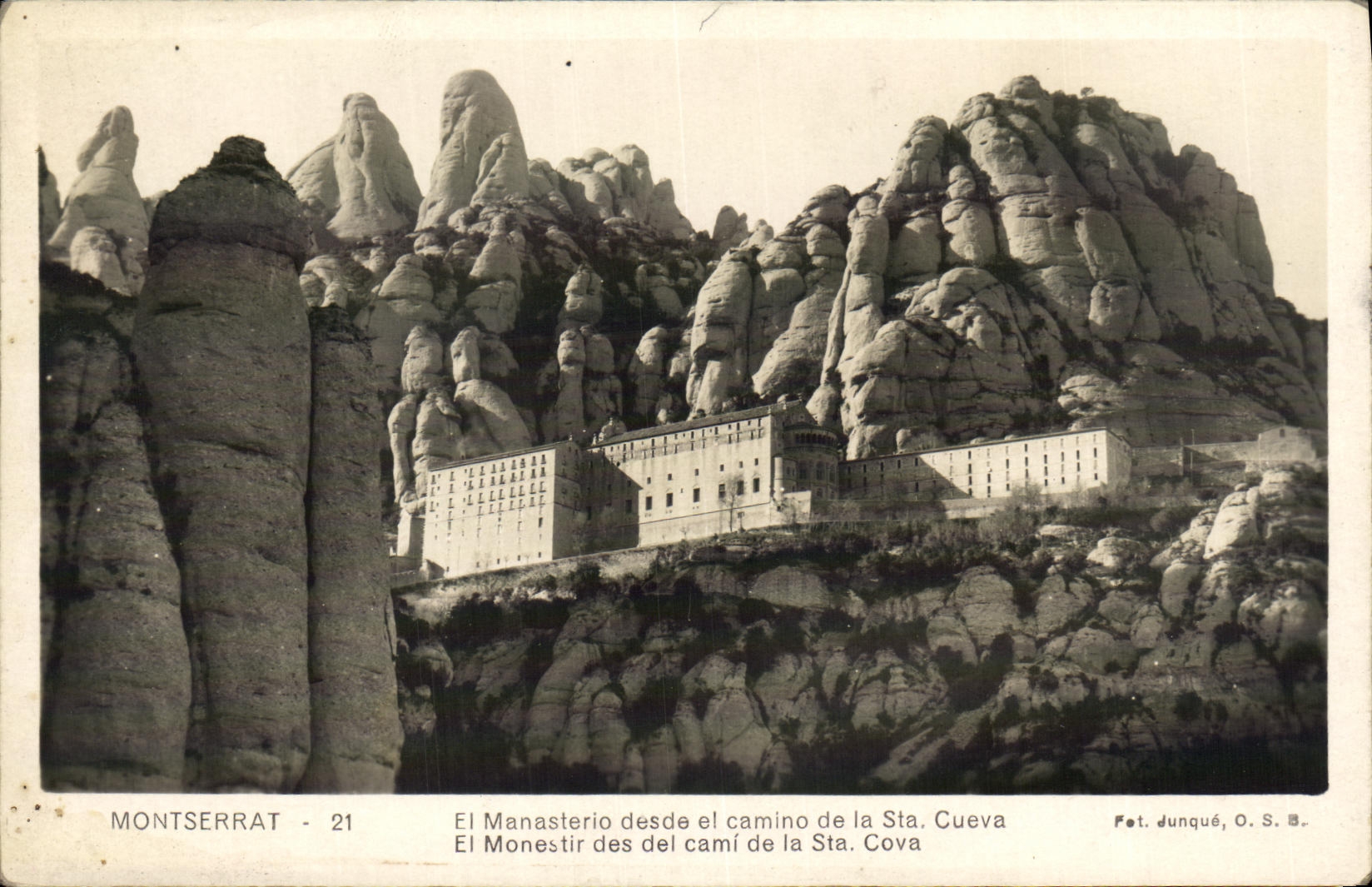 Montserrat — Ansicht des Klosters vom Weg zur Heiligen Höhle — Fot. Dunqué, O.S.B.