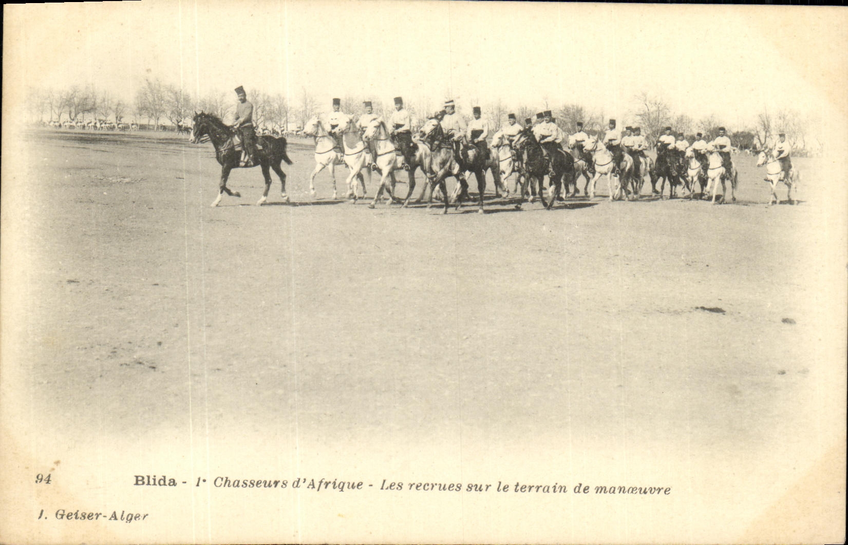 Blida - Chasseurs d'Afrique - Die Rekruten auf dem Übungsplatz — J. Geitser-Alger, n°94
