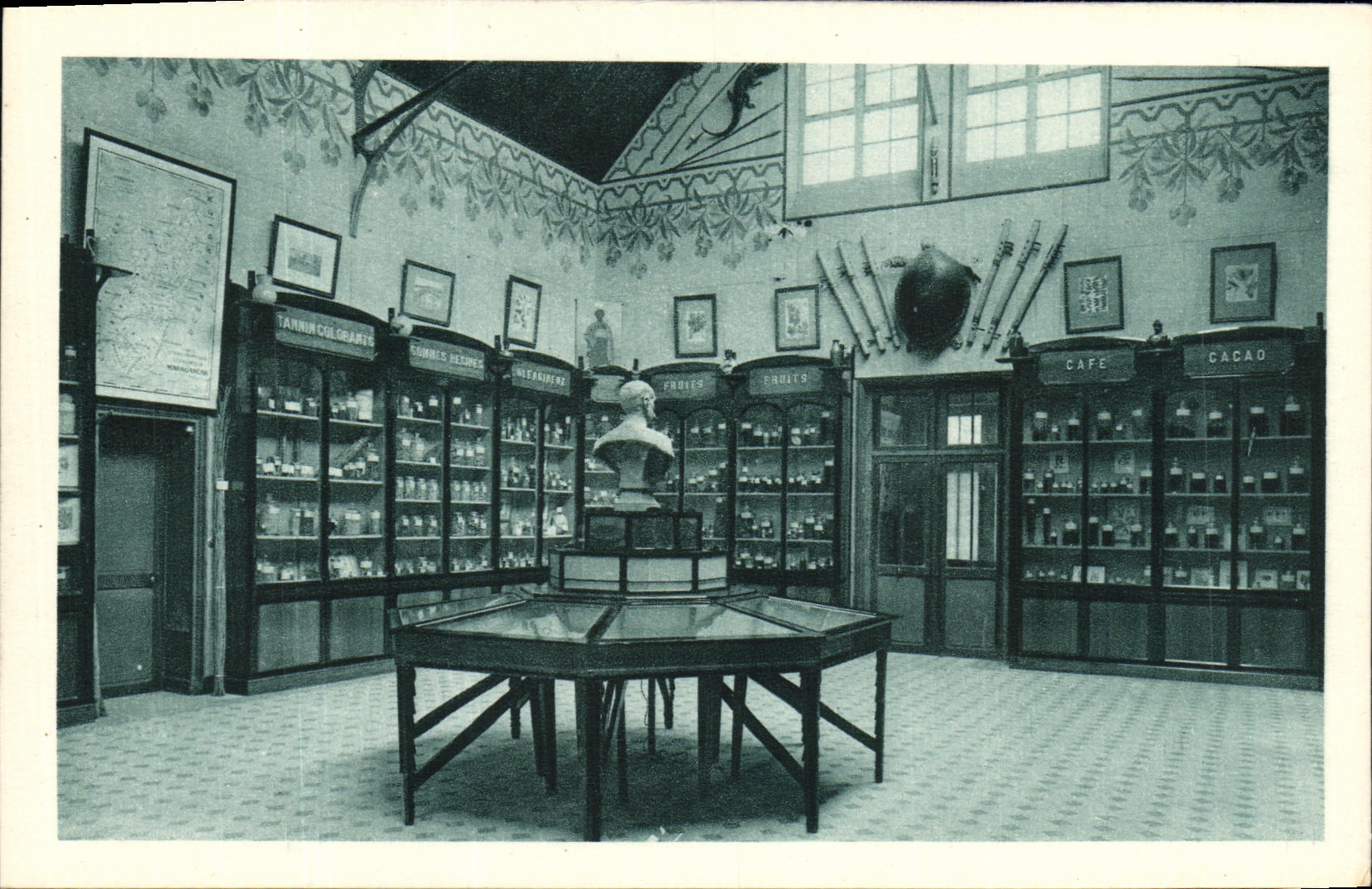 CPA Institut National d Agronomie Coloniale Souvenir Indochinois Indochine Musee Madagaszcar Buste du Marechal Gallieni