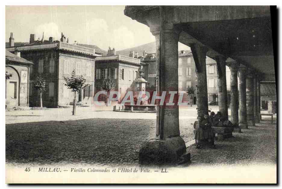 CPA Millau Vieilles Colonnades et L Hotel de Ville