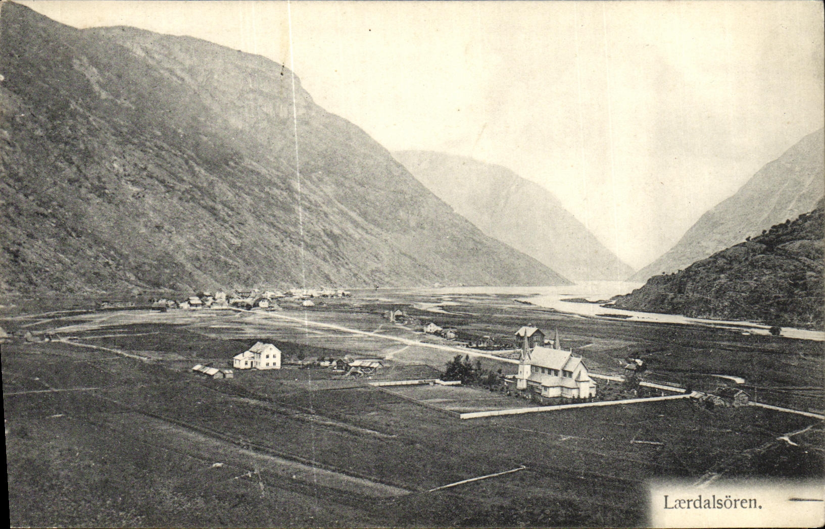 Lærdalsøren — vue du village et de l'église — E. Hoyers Turistbureau, Bergen
