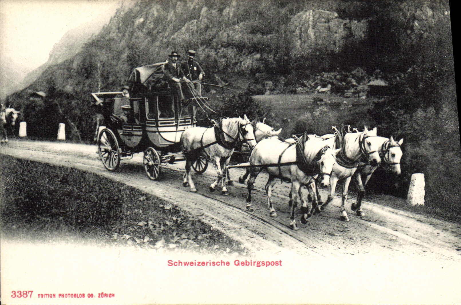 CPA Schweiserische Gebirgspost Voiture de poste Chevaux Suisse Facteur
