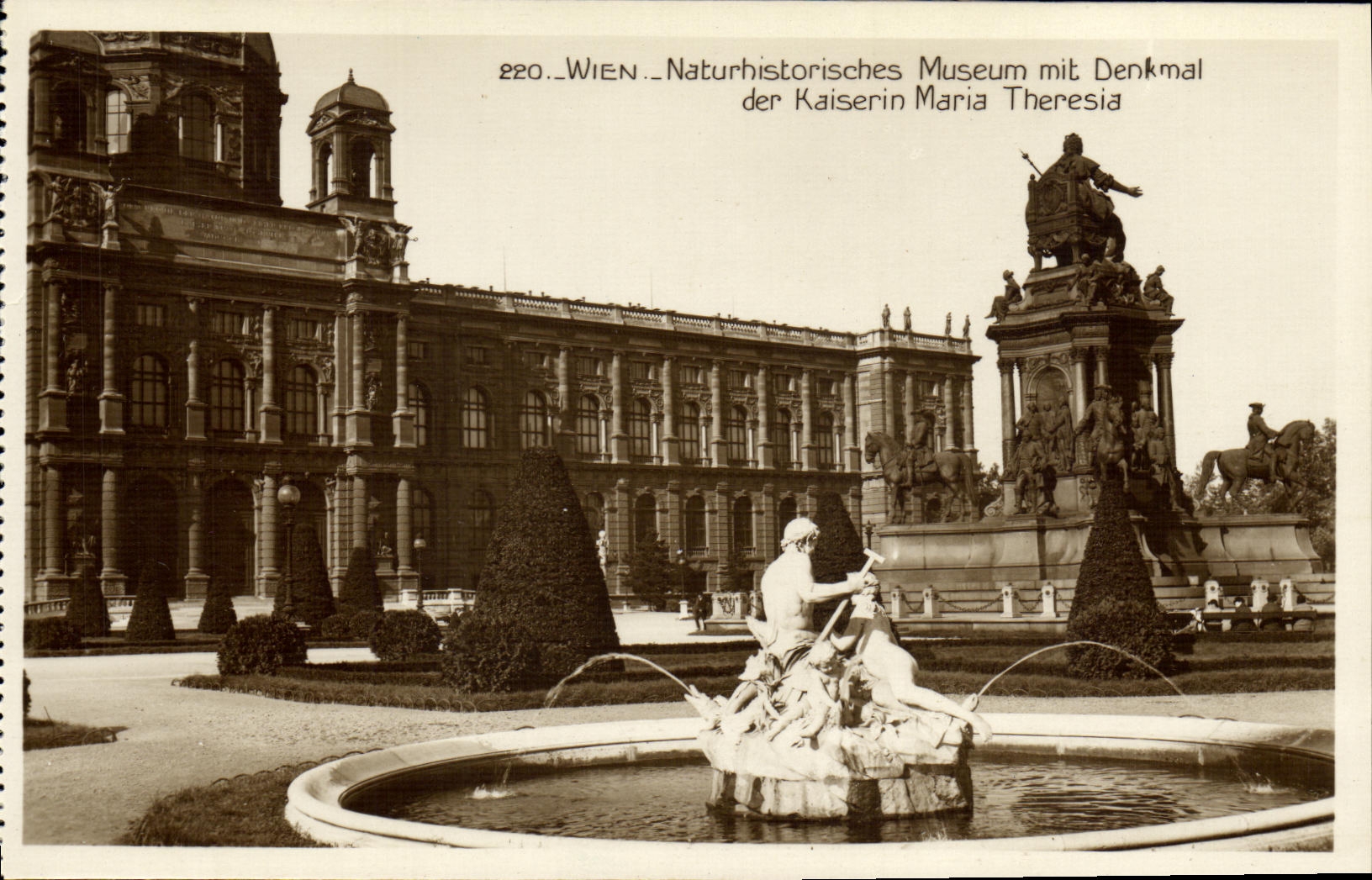 CPA Wien Naturhistorisches Musem mit Denkaml der Kaiserin Maria Theresia