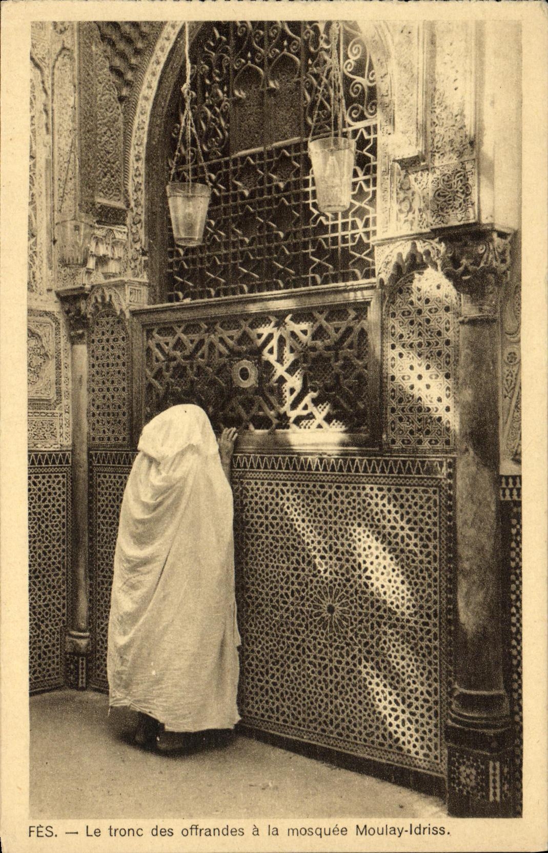 CPA Fes Le tronc des offrandes a la Mosquee Moulay ldriss 
