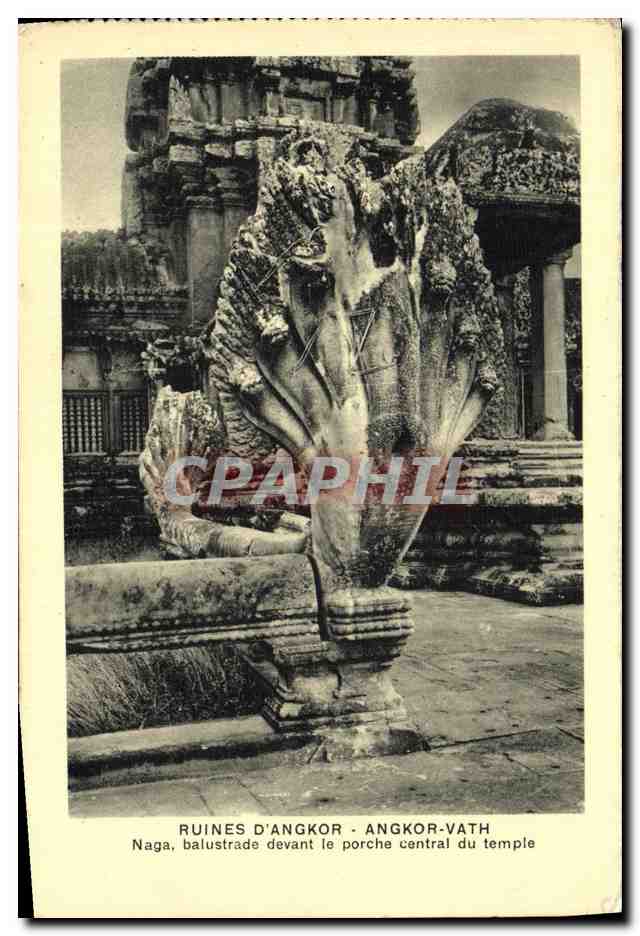 Ruines d'Angkor - Angkor-Vath — Naga, balustrade devant le porche central du temple