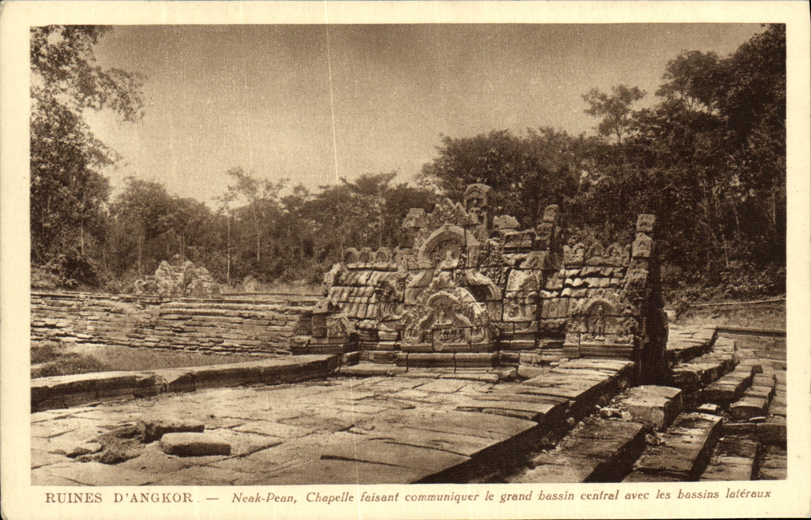 Ruines d'Angkor — Neak-Phan, chapelle reliant le grand bassin central aux bassins latéraux — Edition Photo NADAL Saigon 433