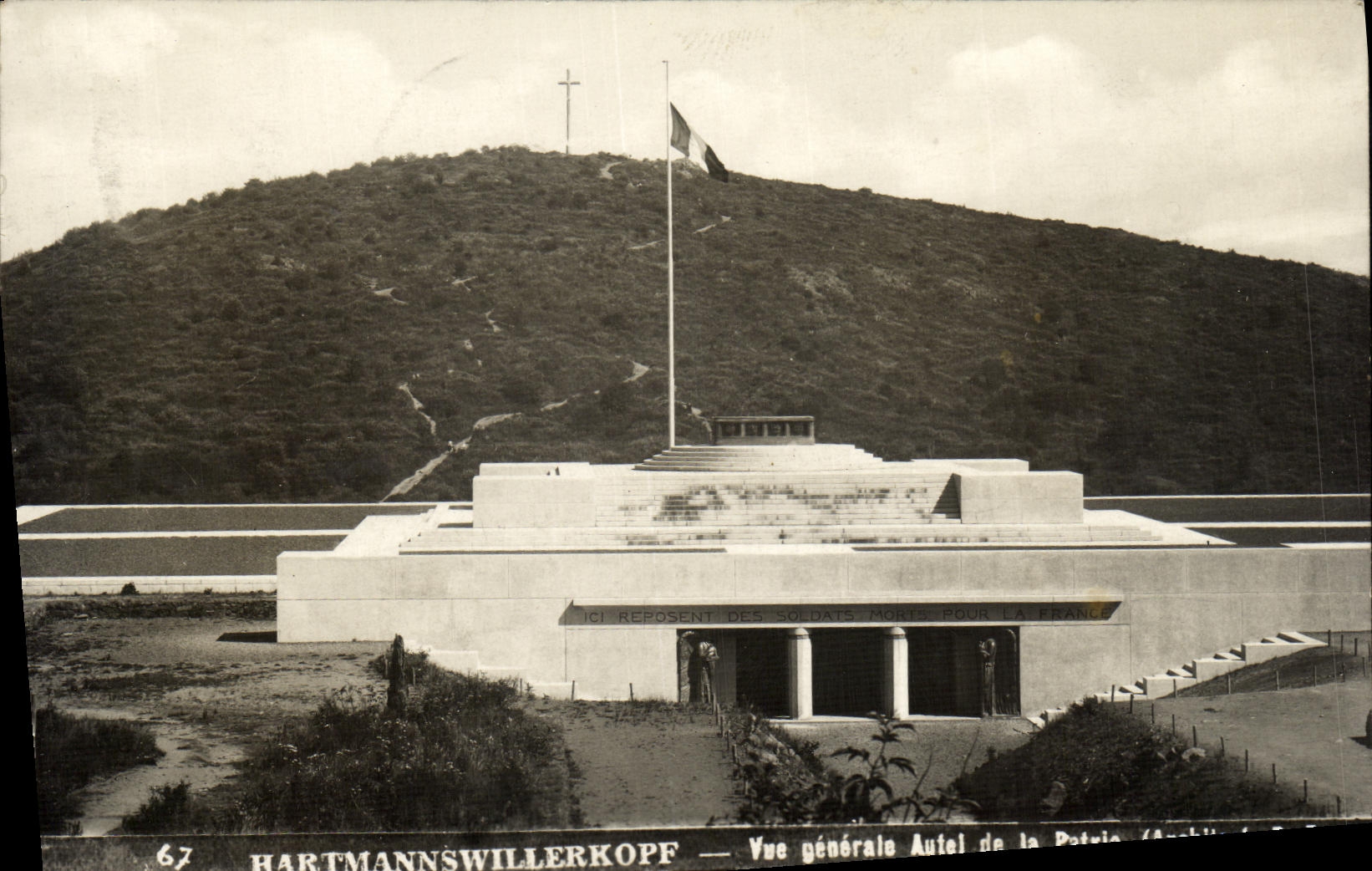 CPA Hartmannswillerkopf Vue generale Autel de la patrie