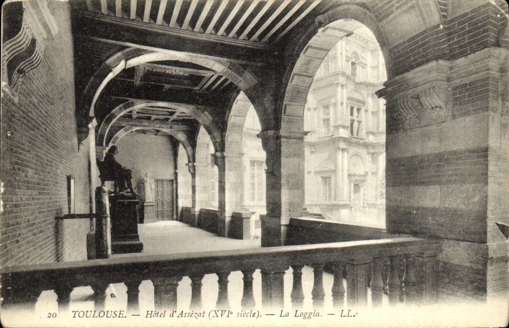 Toulouse — Hôtel d'Assézat (XVIe siècle) — La Loggia — LL.