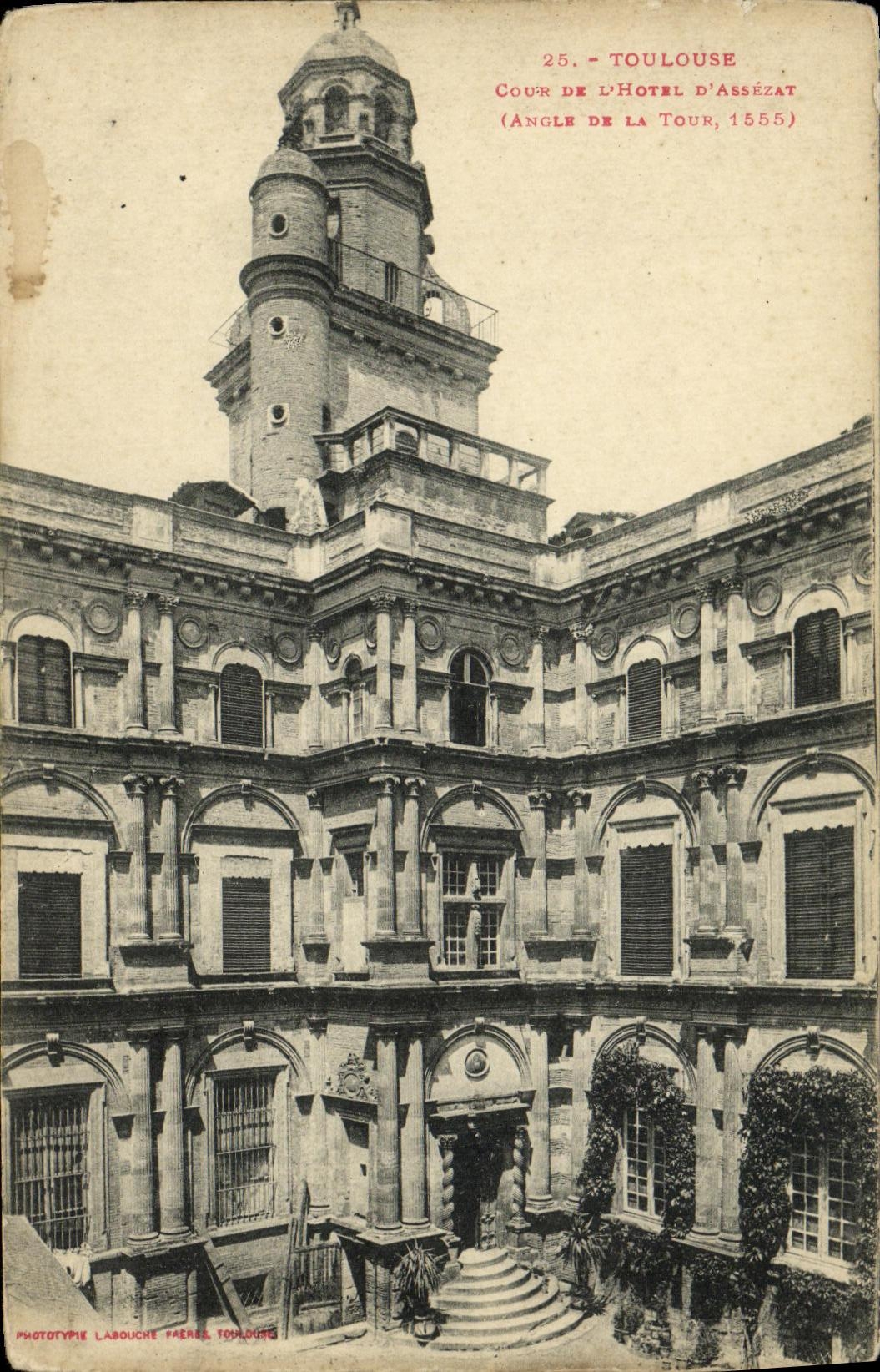 Toulouse — Cour de l'Hôtel d'Assézat (angle de la tour, 1555) — Phototypie Labouche Frères, Toulouse