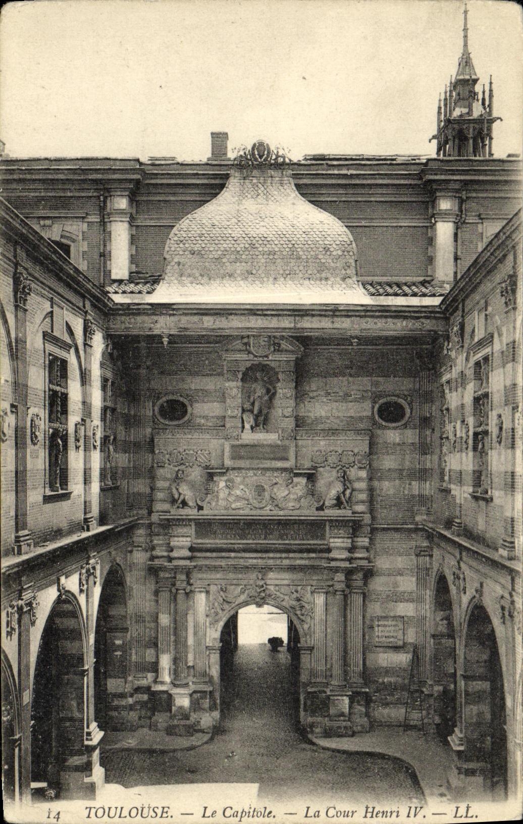 Toulouse — Le Capitole — La Cour Henri IV — LL.