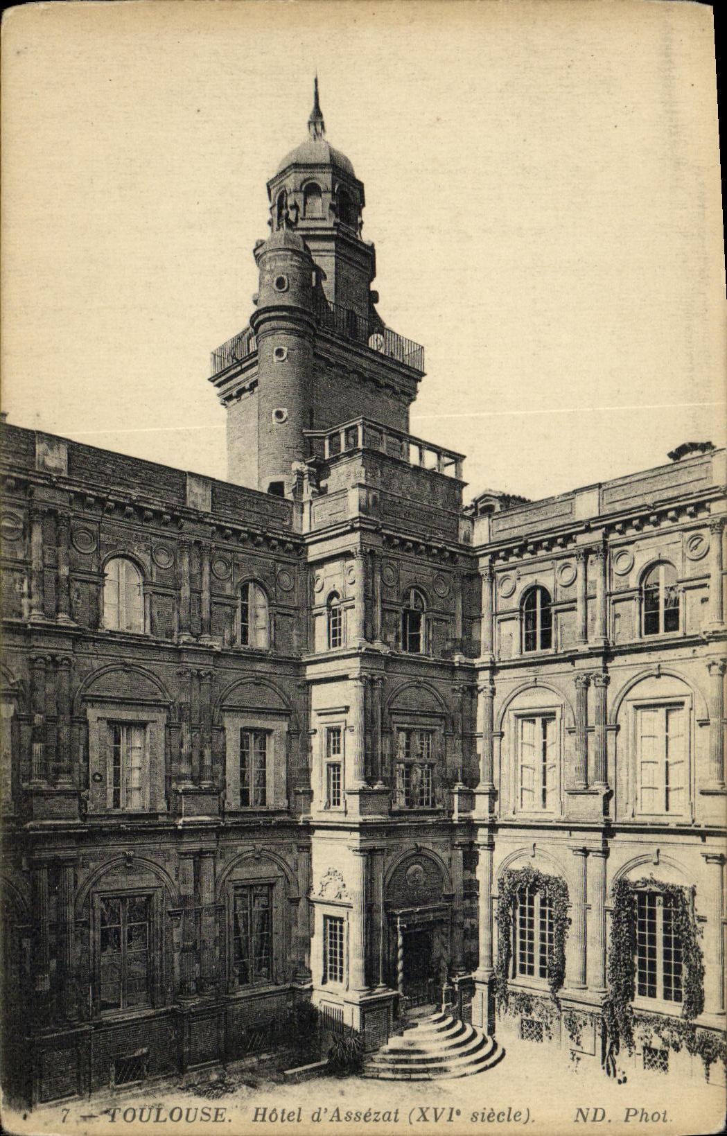 Toulouse — Hôtel d'Assézat (XVIe siècle) — ND. Phot.