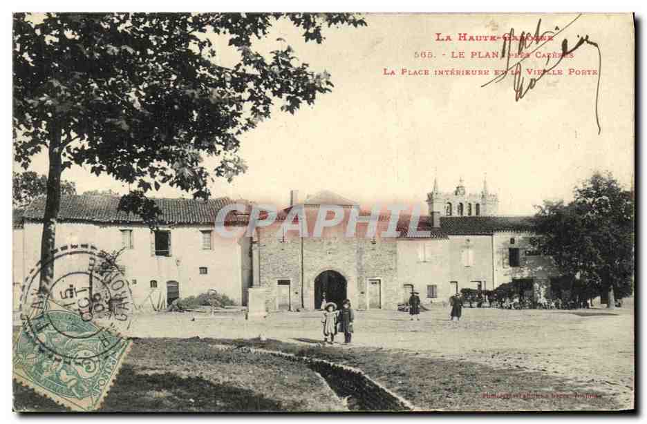 CPA Le plan pres Cazeres La place interieure et la vieille porte