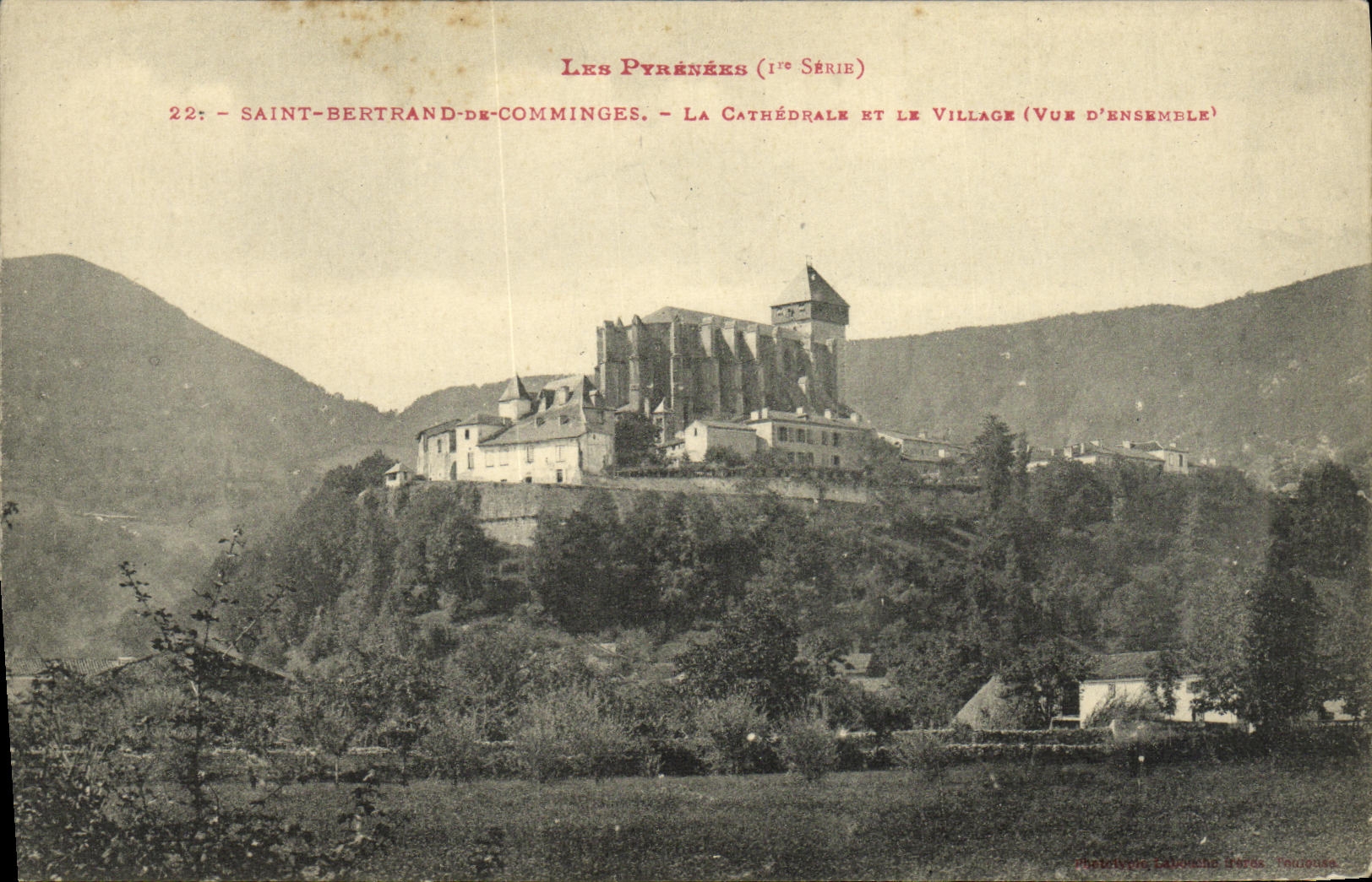 CPA Saint Bertrand De Comminges La Cathedrale Et Le Village 