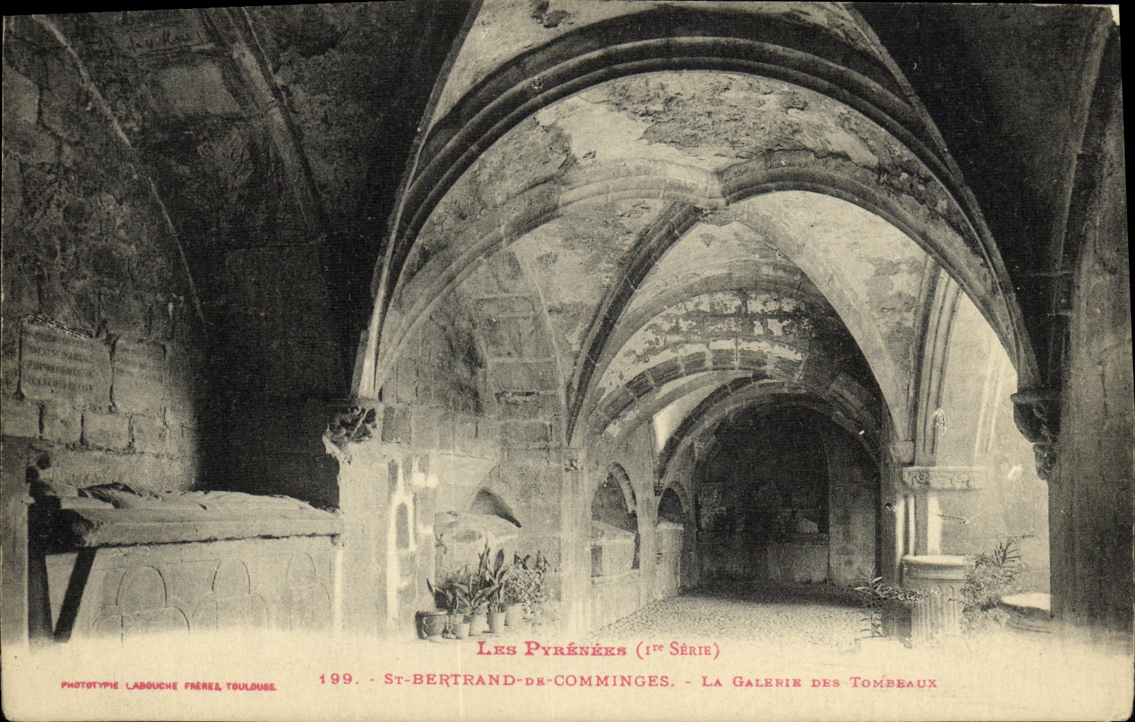 CPA Saint Bertrand De Comminges La galerie des tombeaux