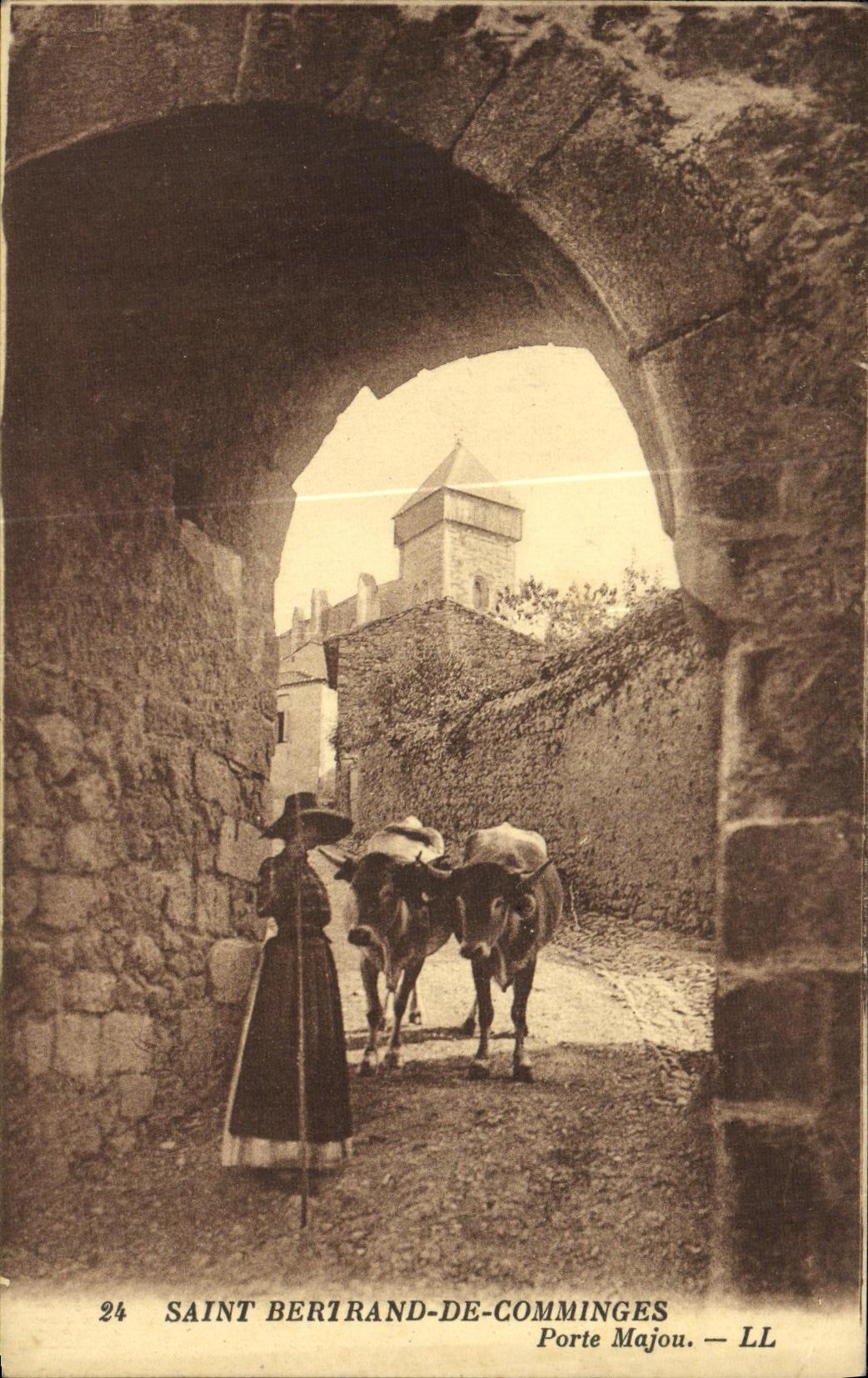 CPA Saint Bertrand De Comminges Porte Majou Femme et attelage de boeufs