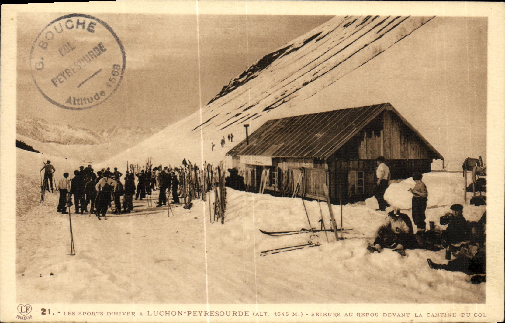 Les sports d'hiver à Luchon-Peyresourde (alt. 1545 m.) — skieurs au repos devant la cantine du col