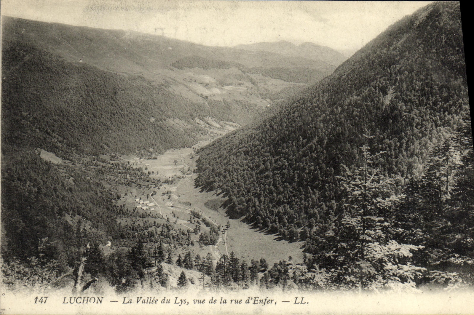 Luchon — Vallée du Lys vue de la rue d'Enfer — LL. — N°147