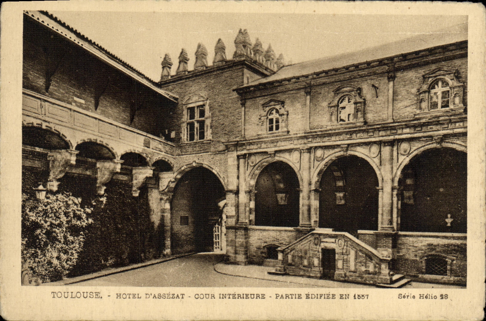 Toulouse - Hôtel d'Assézat - Cour intérieure - Partie édifiée en 1557 - Série Hélio 38