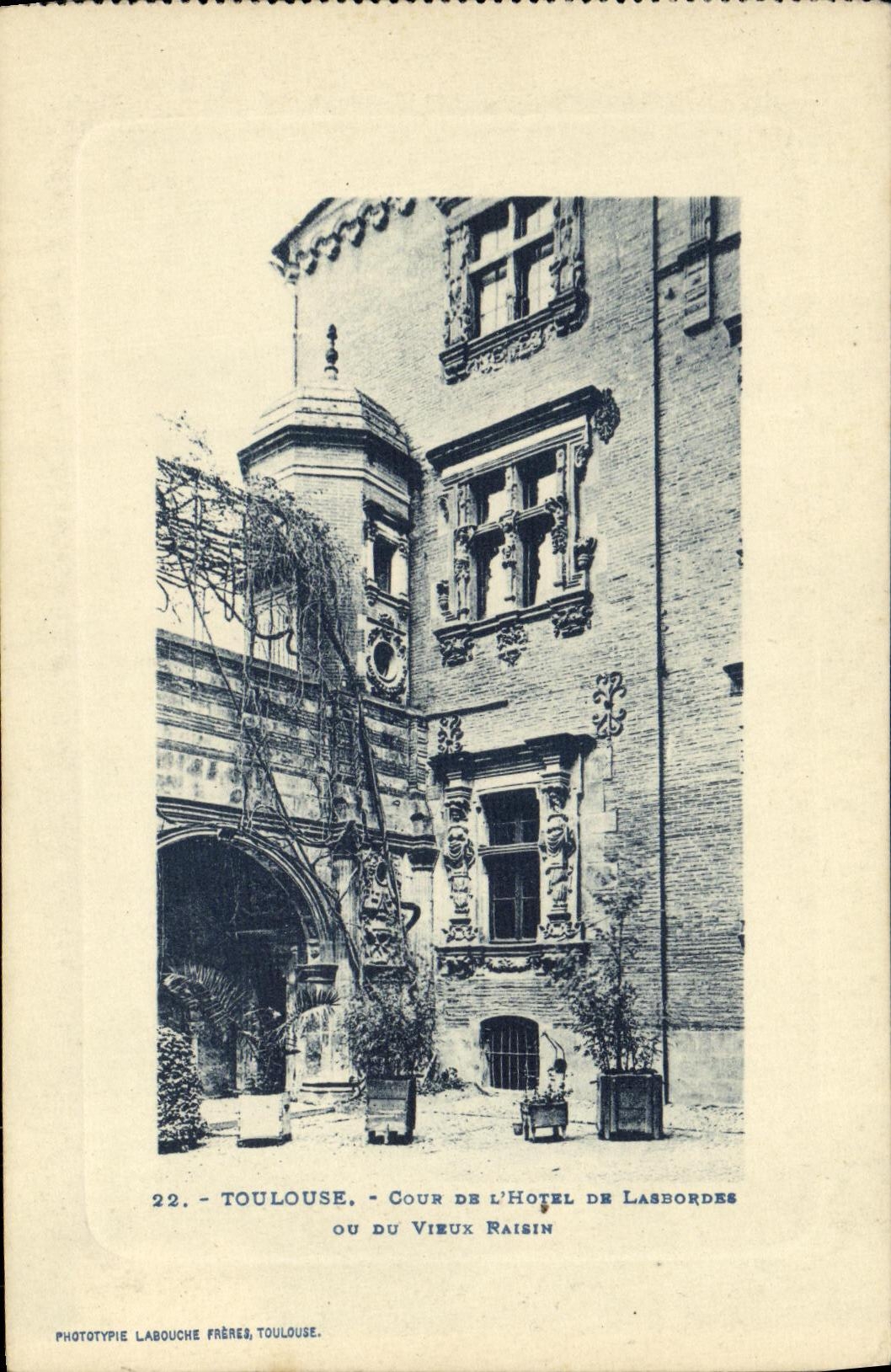 Toulouse - Cour de l'Hôtel de Lasbordes ou du Vieux Raisin — Phototypie Labouche Frères, Toulouse, n°22