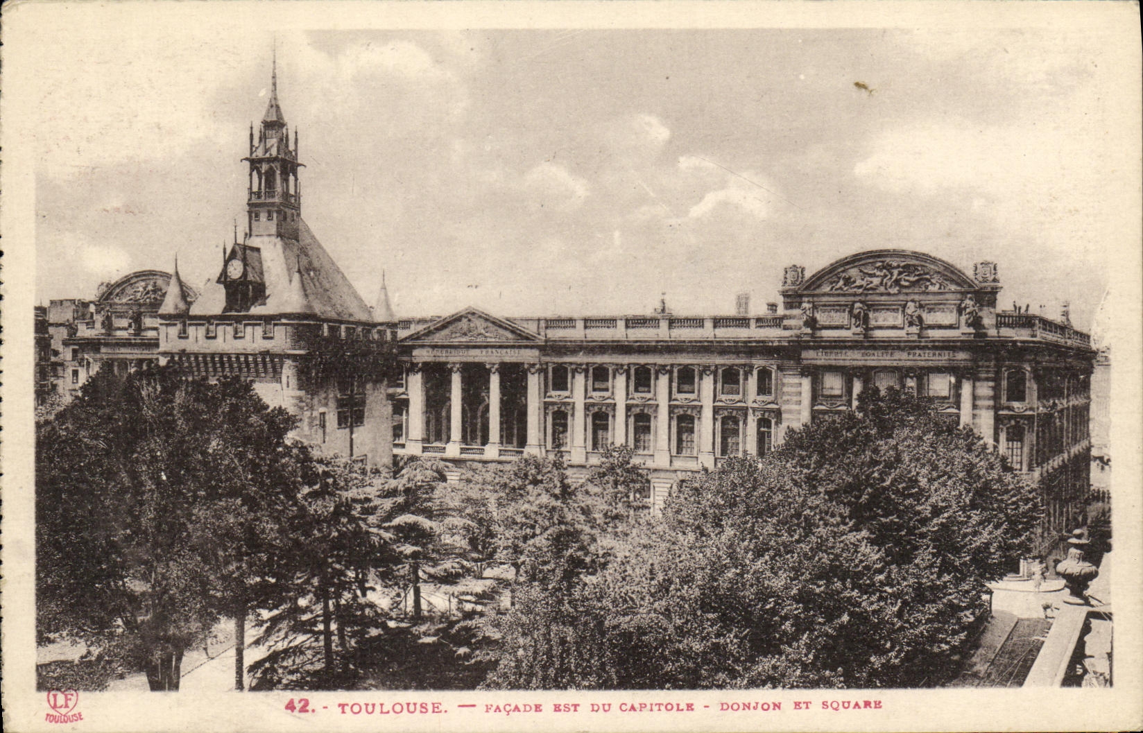 CPA Toulouse Facade Est du Capitole Donjon et square
