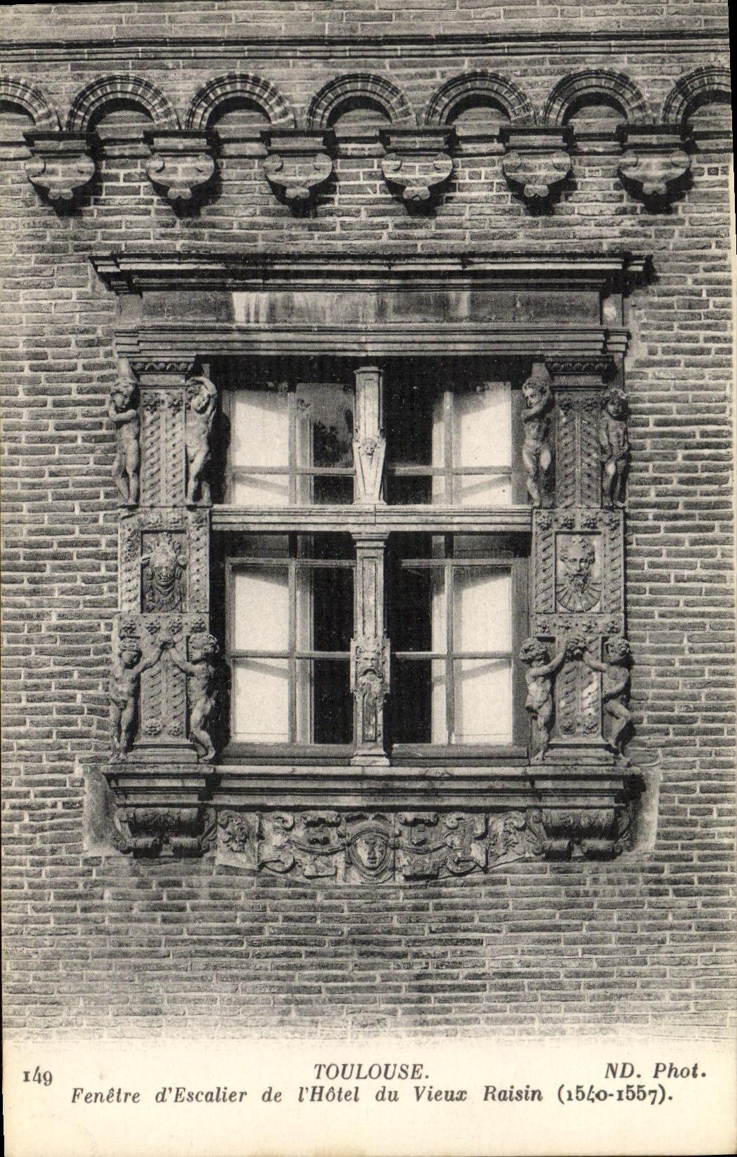 Fenêtre d'Escalier de l'Hôtel du Vieux Raisin — Toulouse — ND. Phot. n°149