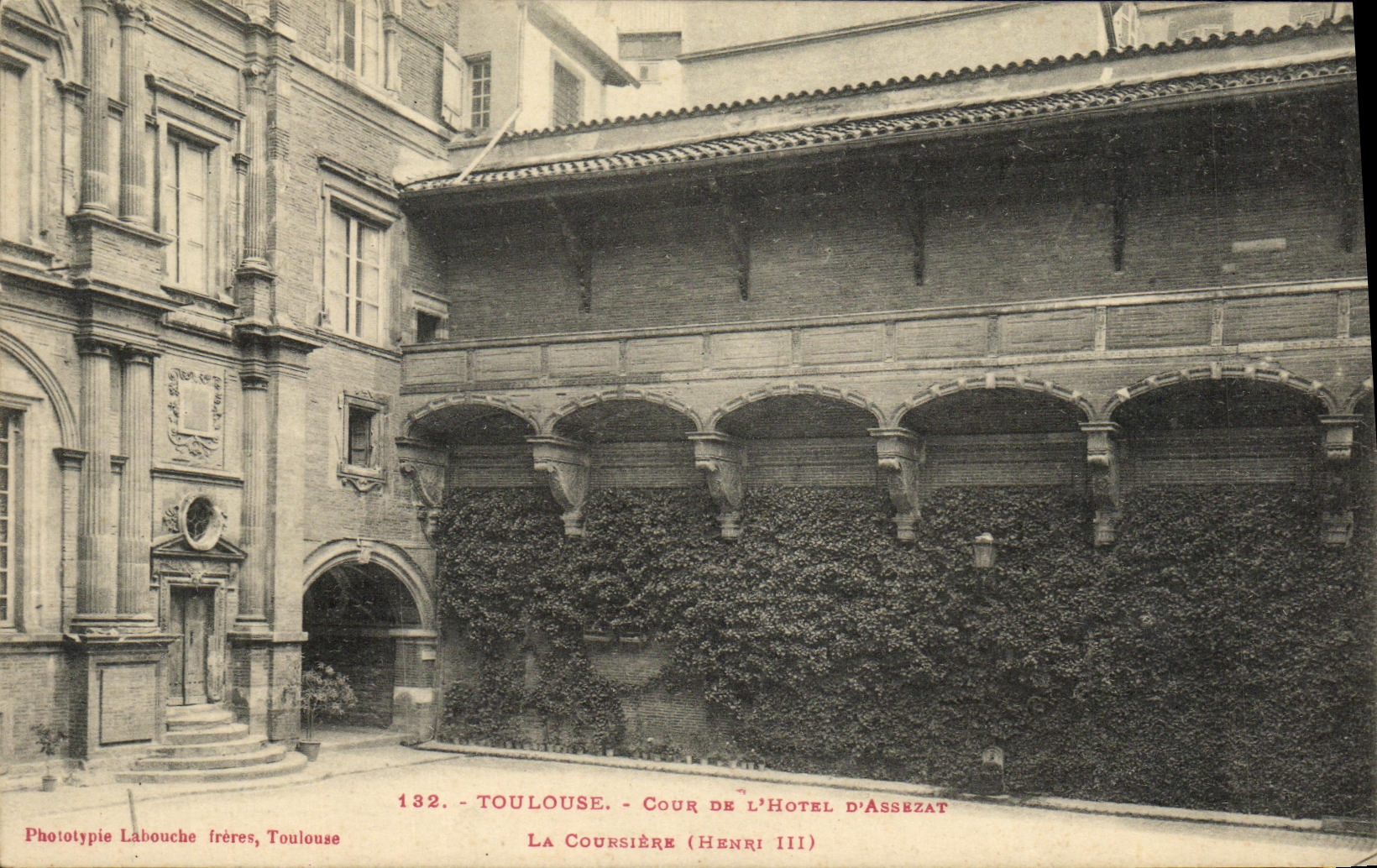 Toulouse - Cour de l'Hôtel d'Assezat (Henri III) — Phototypie Labouche frères, Toulouse, n°132