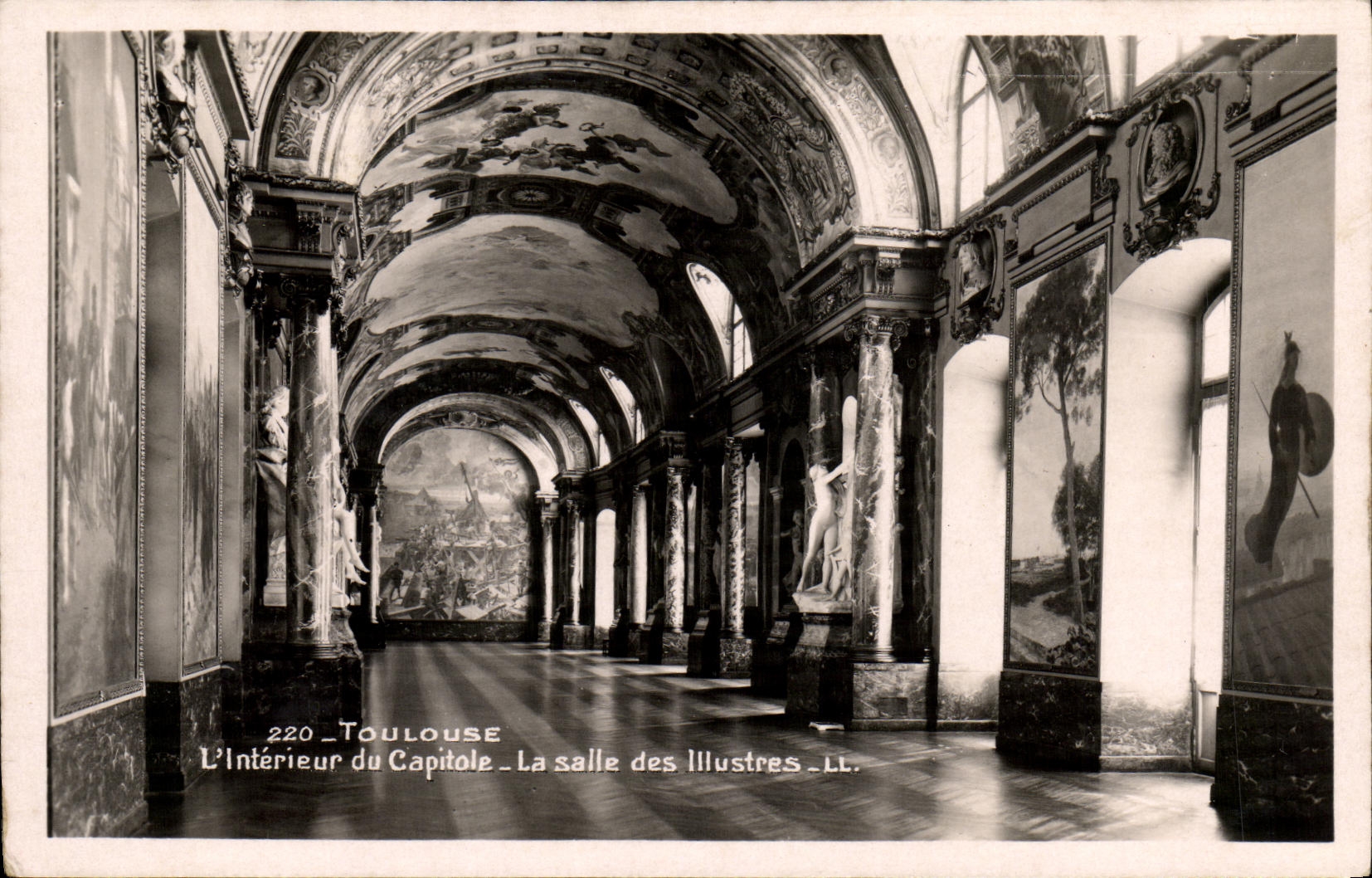 Toulouse - L'intérieur du Capitole - La salle des Illustres - LL. n°220