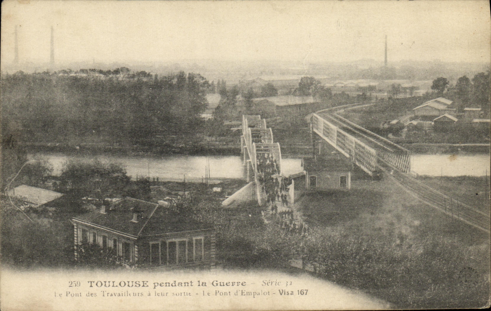 CPA Toulouse pendant la guerre Le pont des Travailleurs a leur sortie Le pont d Empalot Militaria