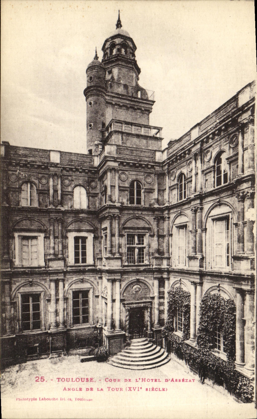 CPA Toulouse Cour de l hotel d Assezat Angle de la tour