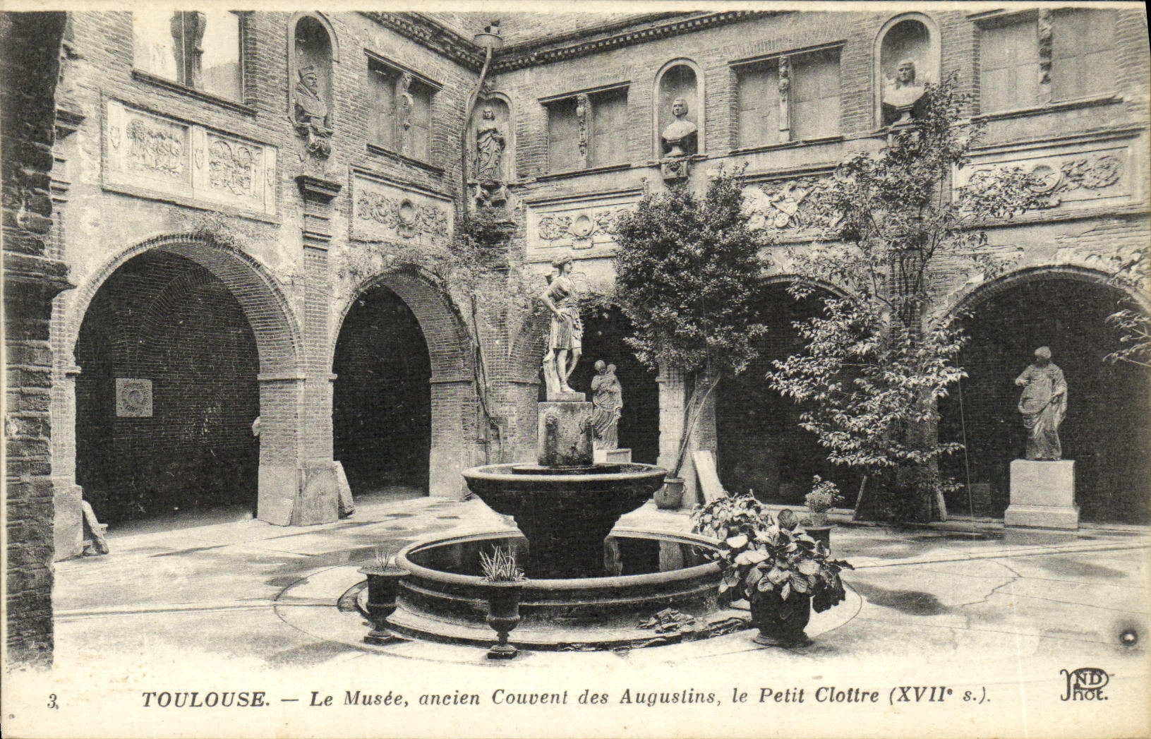 Toulouse — Le Musée, ancien Couvent des Augustins, le Petit Clottage (XVIIe s.) — JND. Phot. (n°3)
