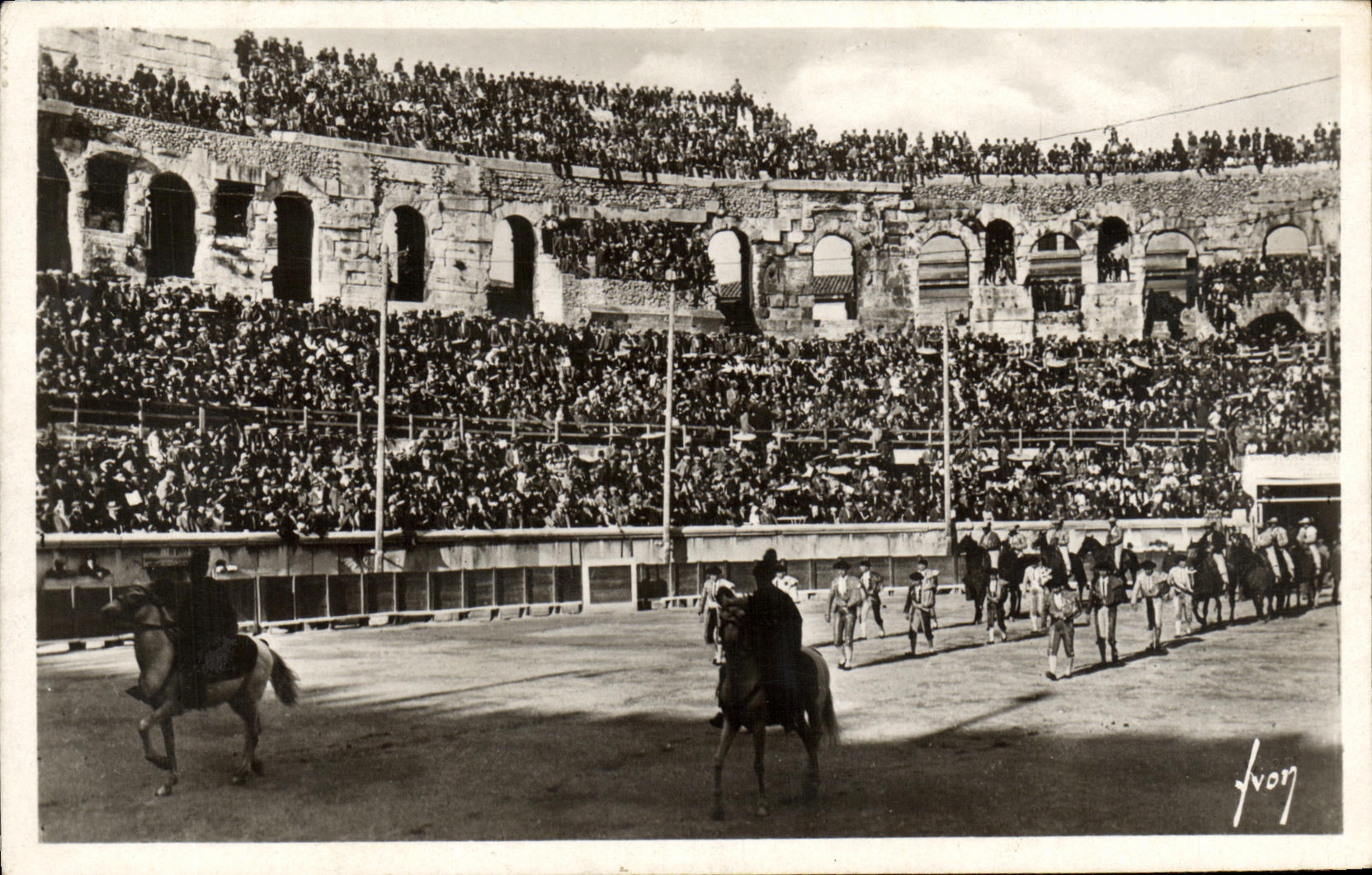 Les Arènes de Nîmes — Jour de corrida — Éditions d'Art 'Vivon', n°3