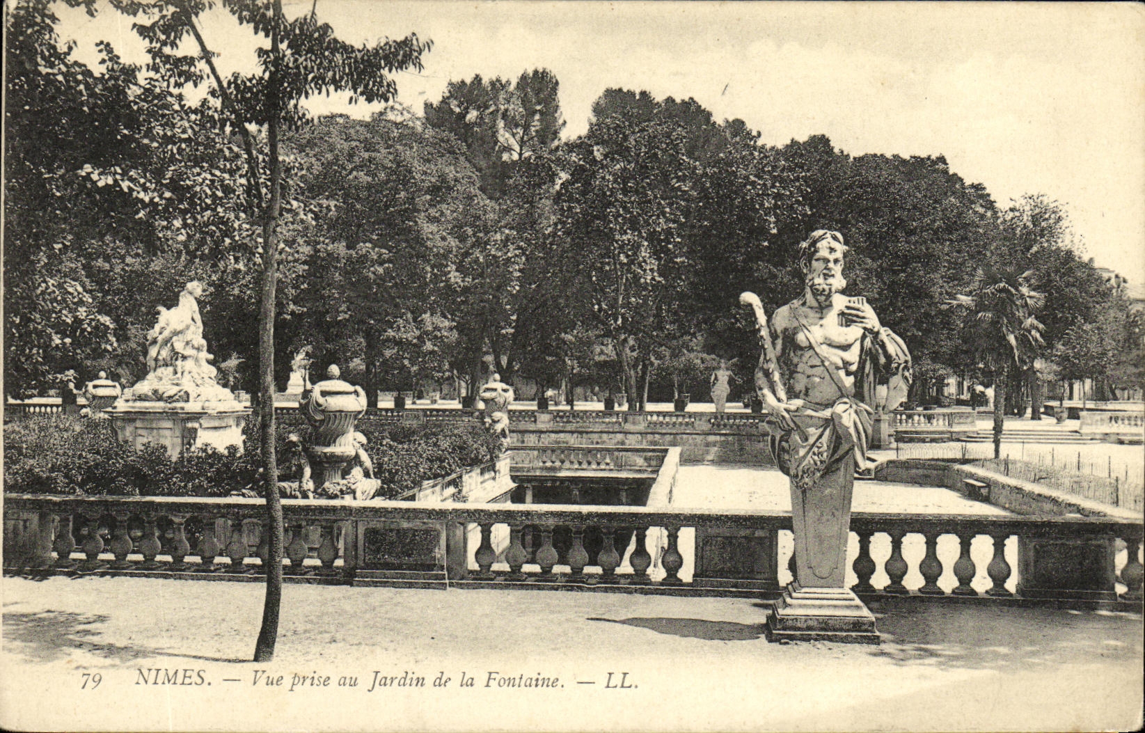 CPA Nimes Vue Prise au Jardin de la Fontaine