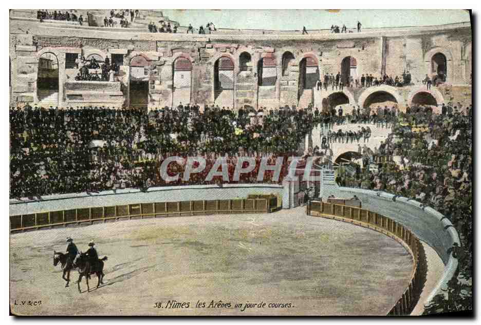 Nîmes - les Arènes un jour de courses — L.V.&C.S.