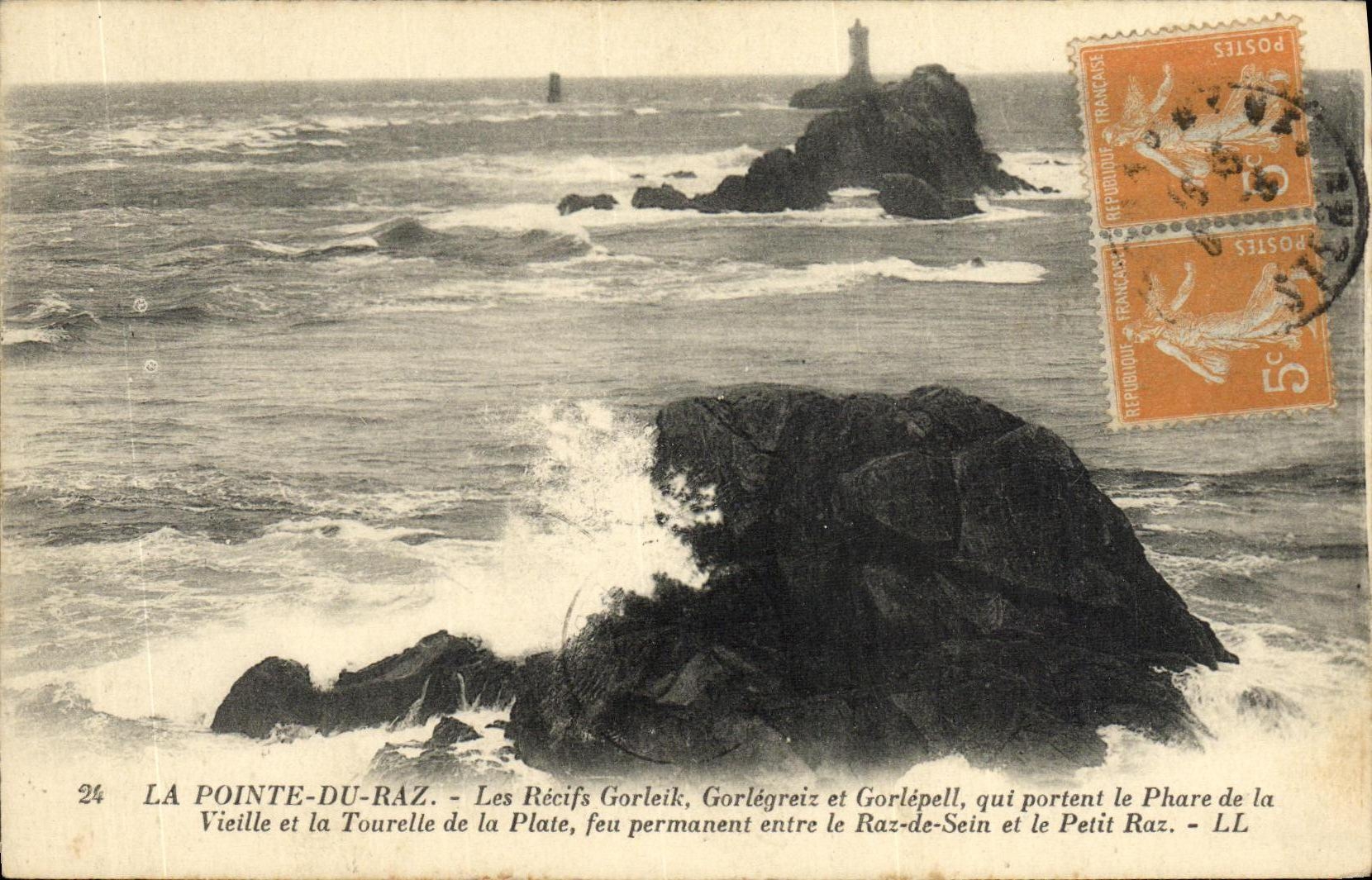 CPA Le Pointe Du Raz Les Recifs Gorleik Gorlegreiz et Gorlepell qui portent le phare de la vielle et la tourelle plate