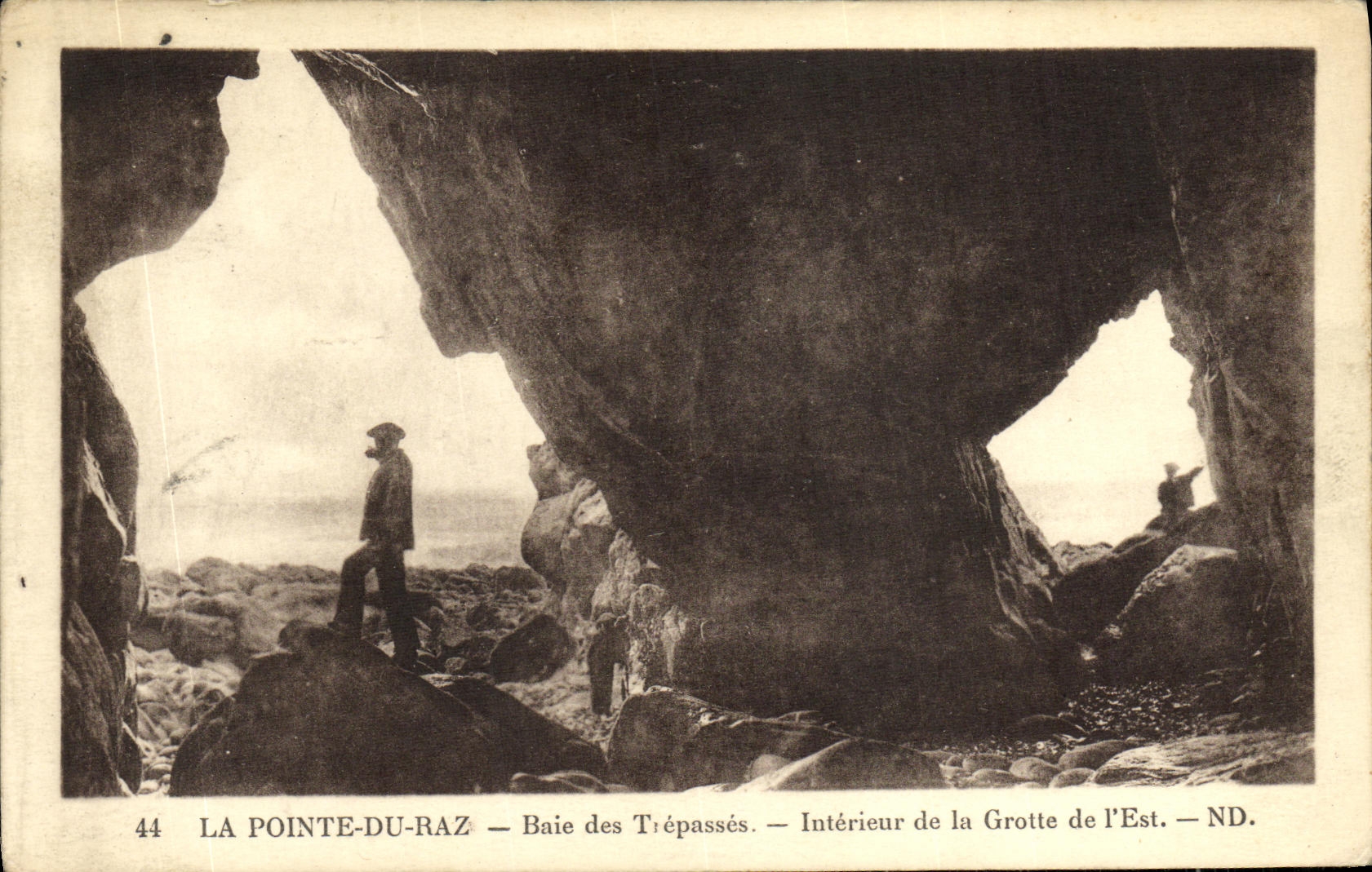 CPA La Pointe Du Raz Baie des Trepasses Interieur de la Grotte de L est