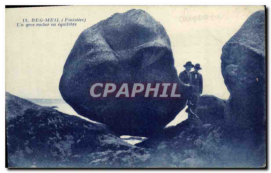 CPA Beg Meil Un Gros Rocher en Equilibre