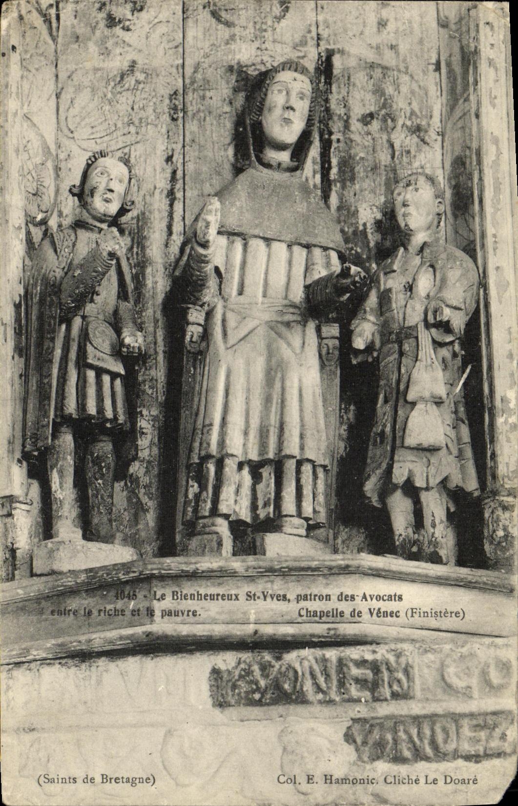 CPA Chapelle de Venec Le bienheureux St Yves Patron des avocats entre le riche et le pauvre