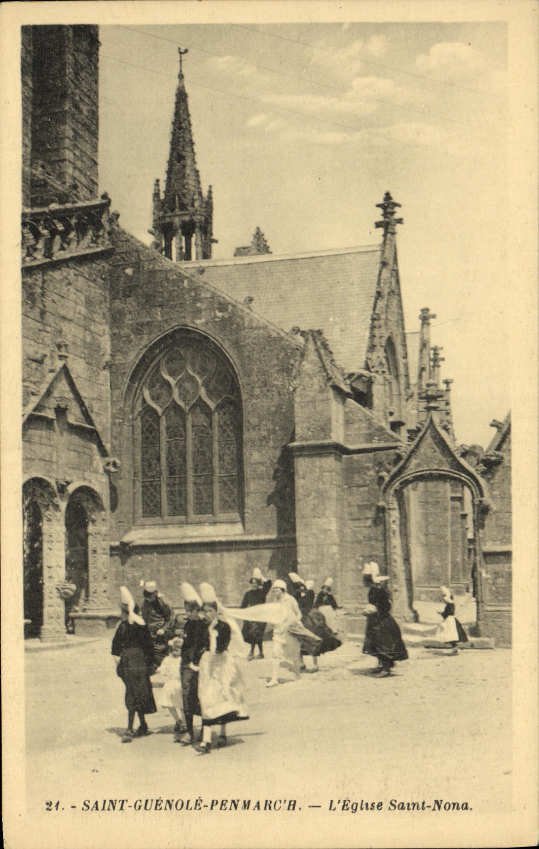 CPA Saint Guenole Penmarc h L Eglise Saint Nona Femmes Folklore