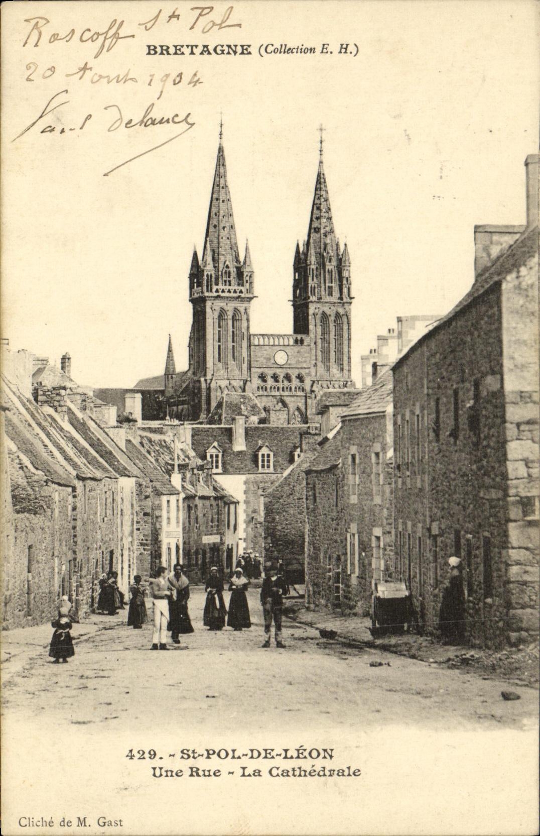 CPA St Pol De Leon Une Rue La Cathedrale